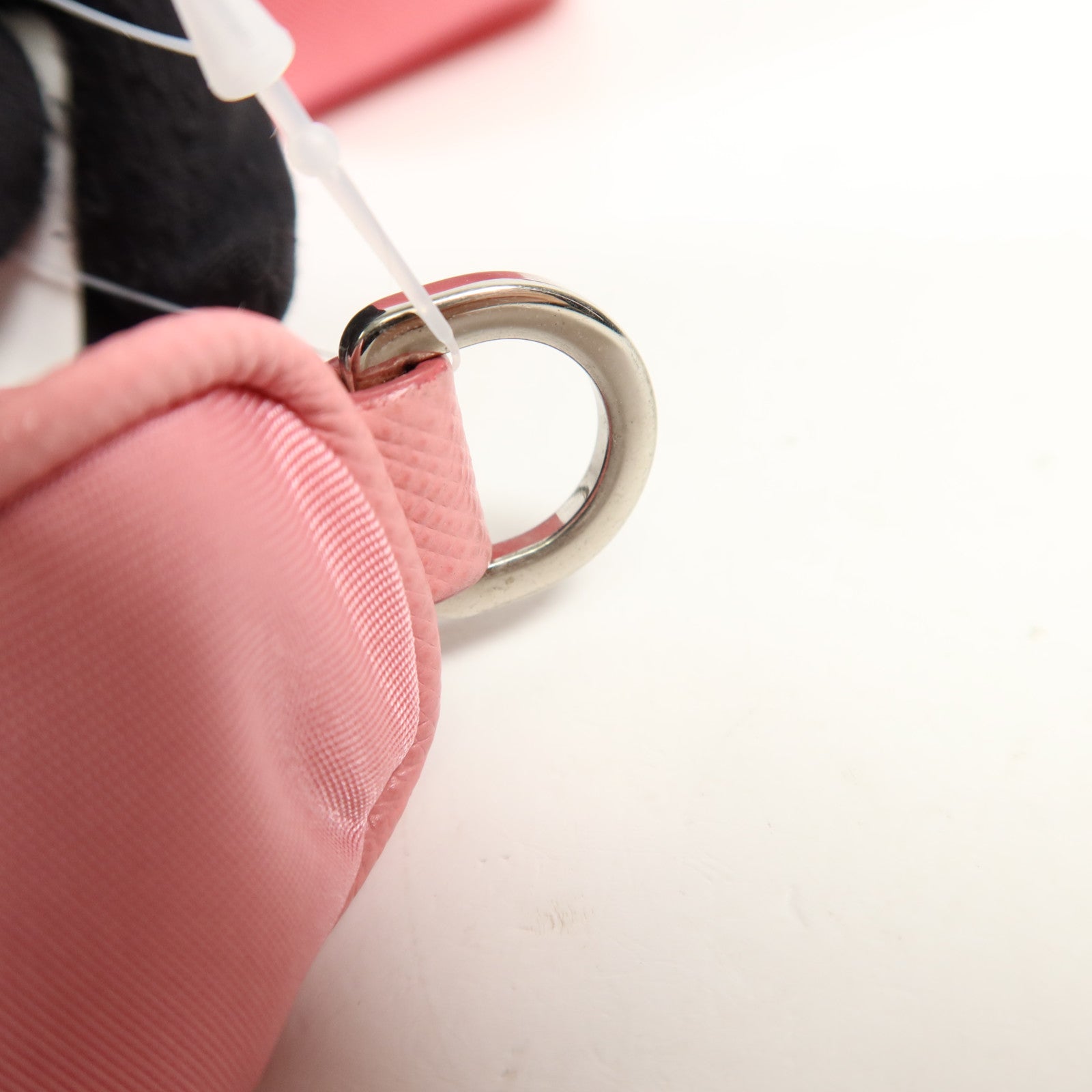 PRADA 尼龍Re-Edition 2005銀扣肩背袋