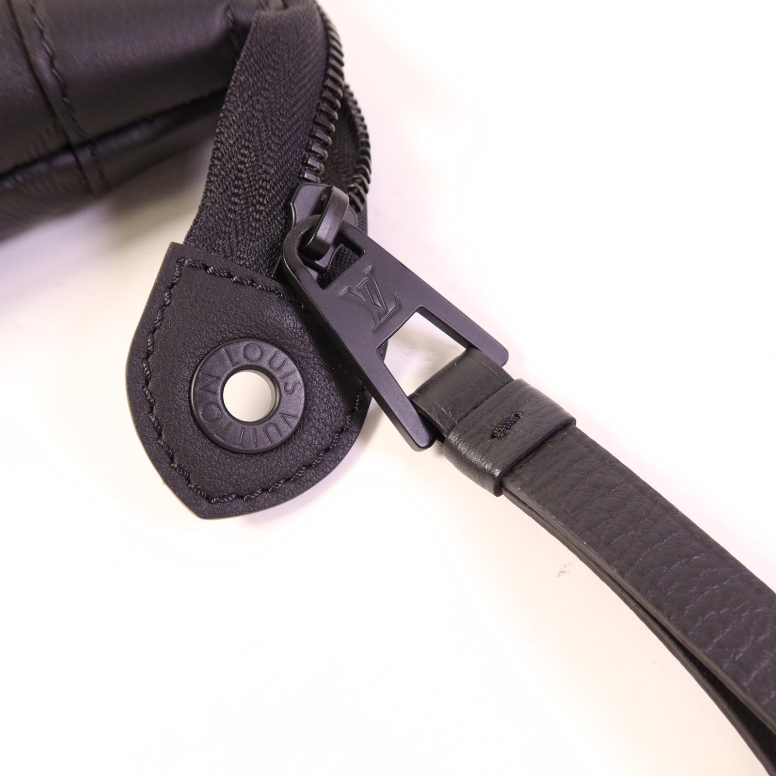 LOUIS VUITTON Monogram Shadow Pochette Voyage Souple手拿包