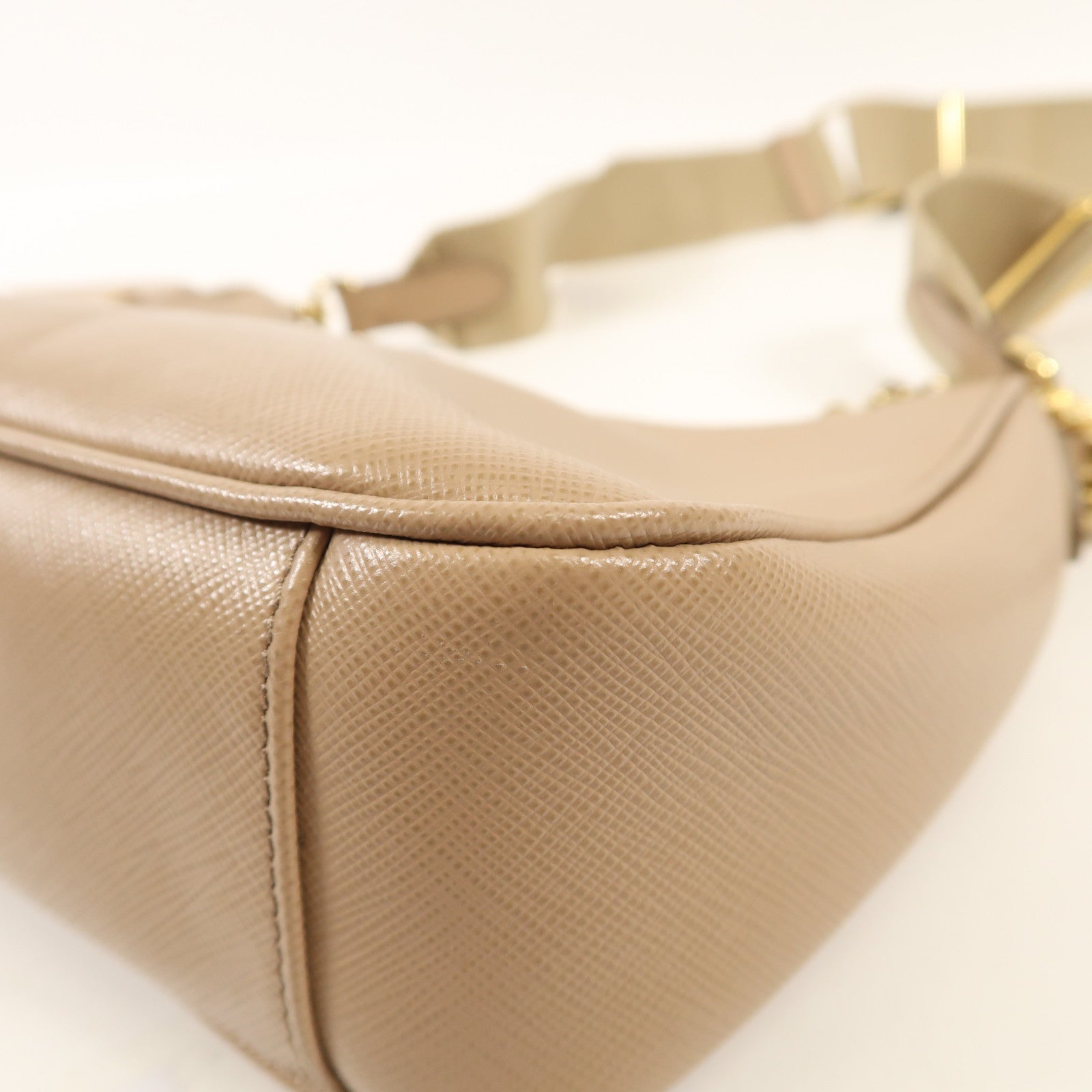 PRADA Saffiano皮革Re-Edition 2005金扣肩背袋