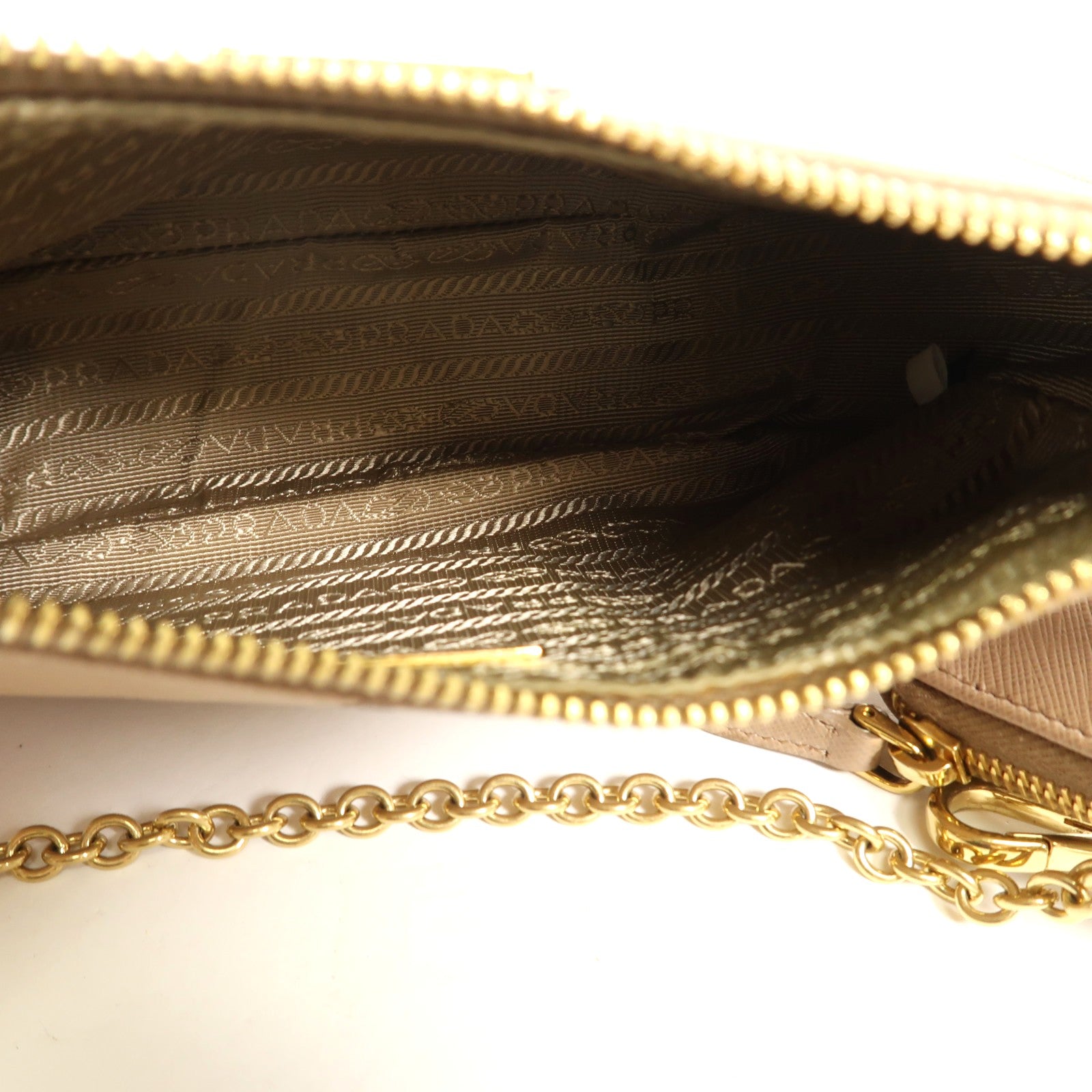 PRADA Saffiano皮革Re-Edition 2005金扣肩背袋