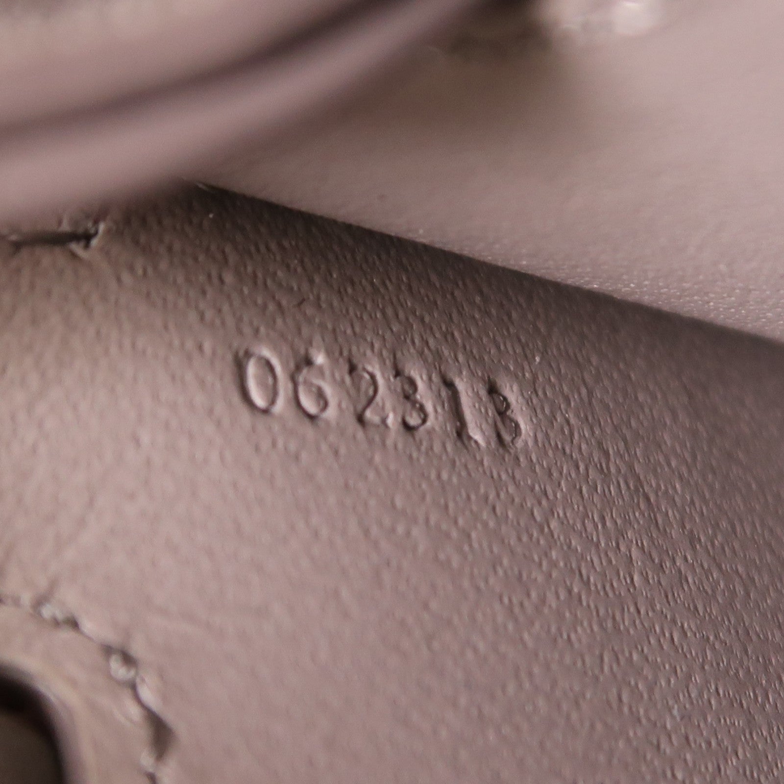 LOEWE 牛皮皮革Dice Pocket銀扣肩背袋