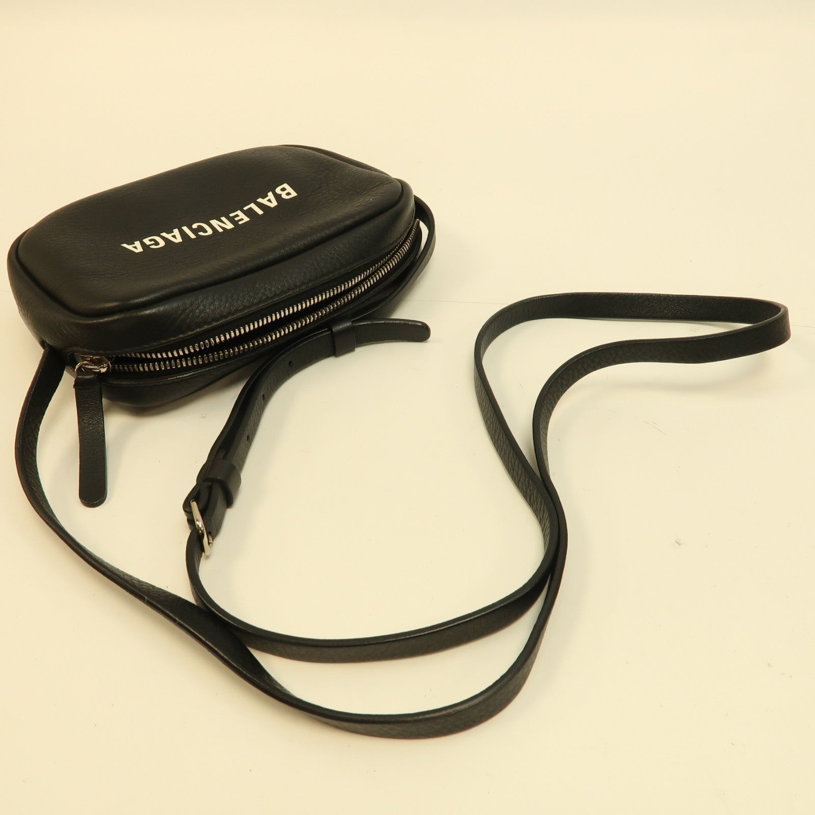 BALENCIAGA 【激減優惠】牛皮皮革Camera Bag銀扣肩背袋黑色
