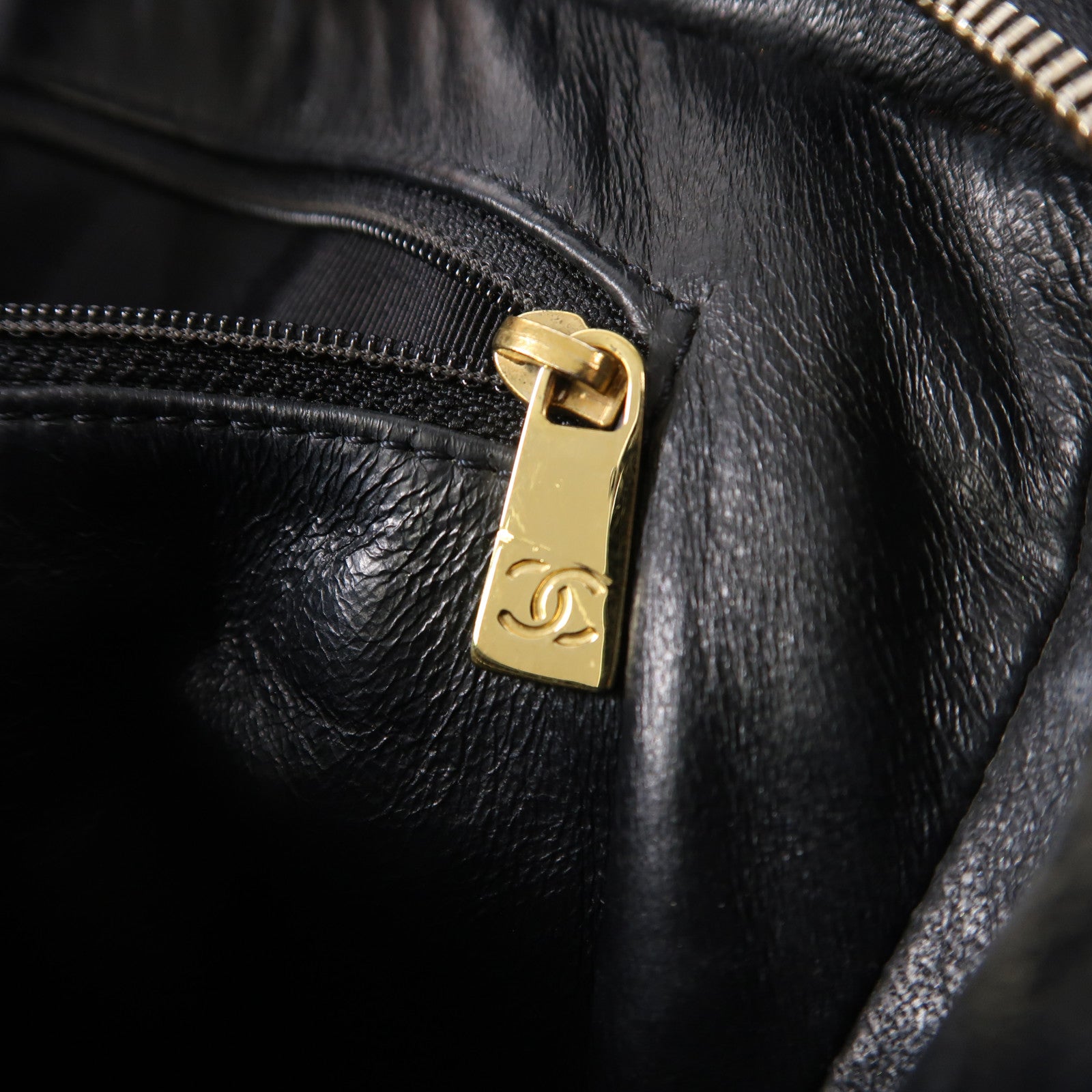 CHANEL 牛皮皮革Chain Shoulder金扣鏈帶肩背袋