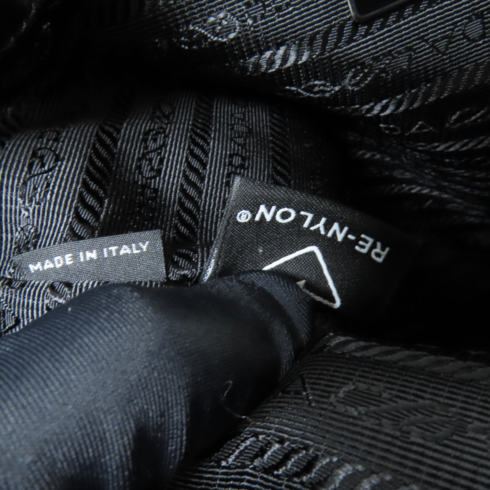 PRADA 尼龍Re-Nylon pouch銀扣手拿包