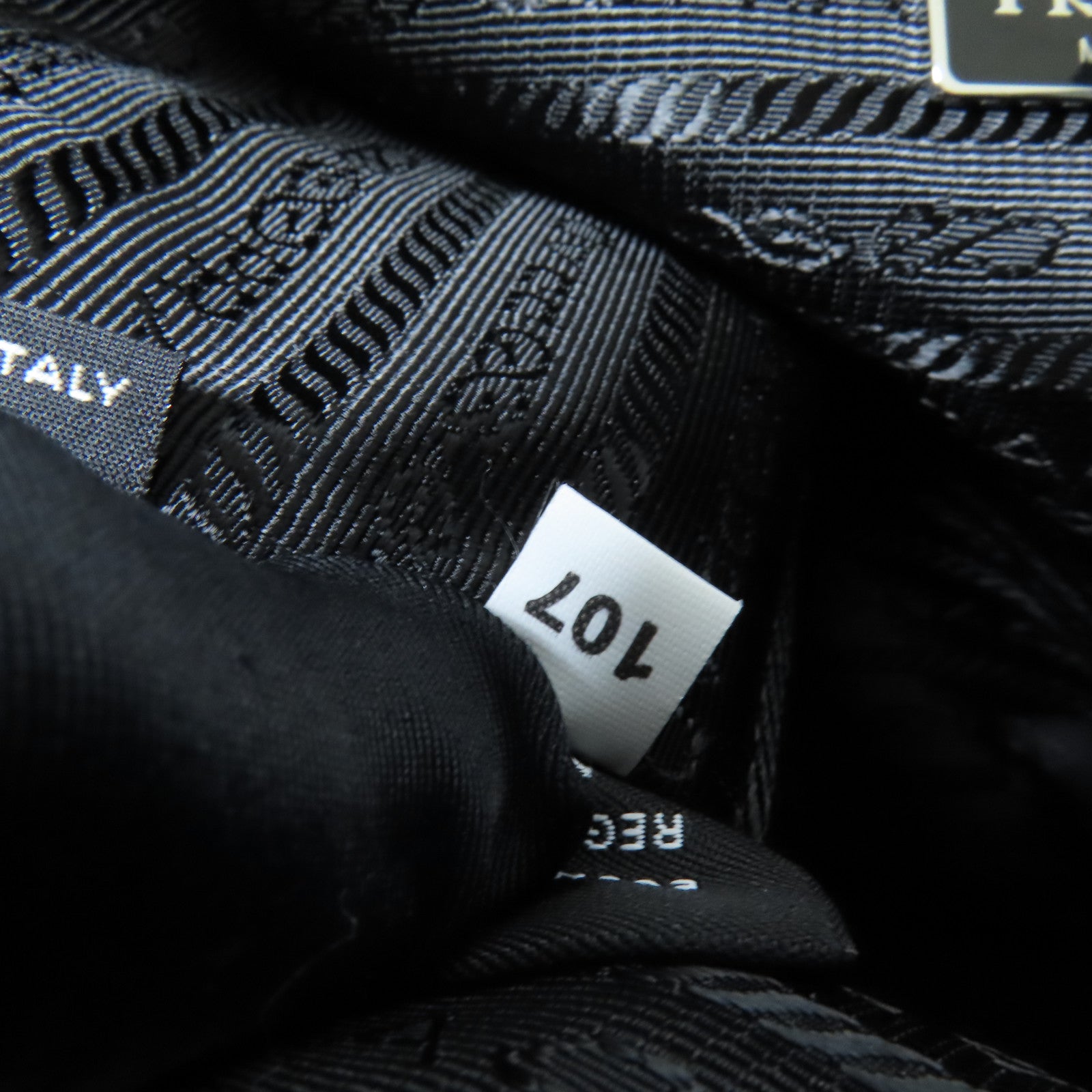 PRADA 尼龍Re-Nylon pouch銀扣手拿包