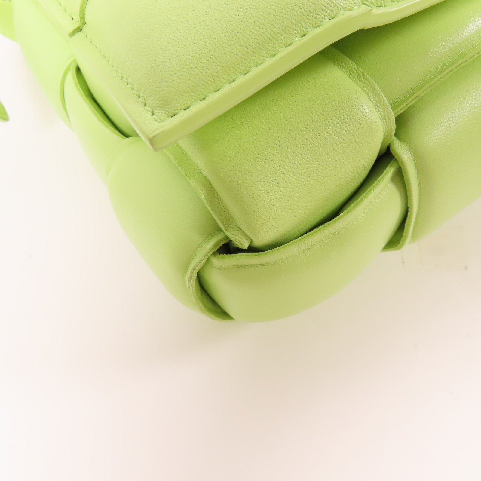 BOTTEGA VENETA 羊皮皮革Cassette Bag金扣肩背袋