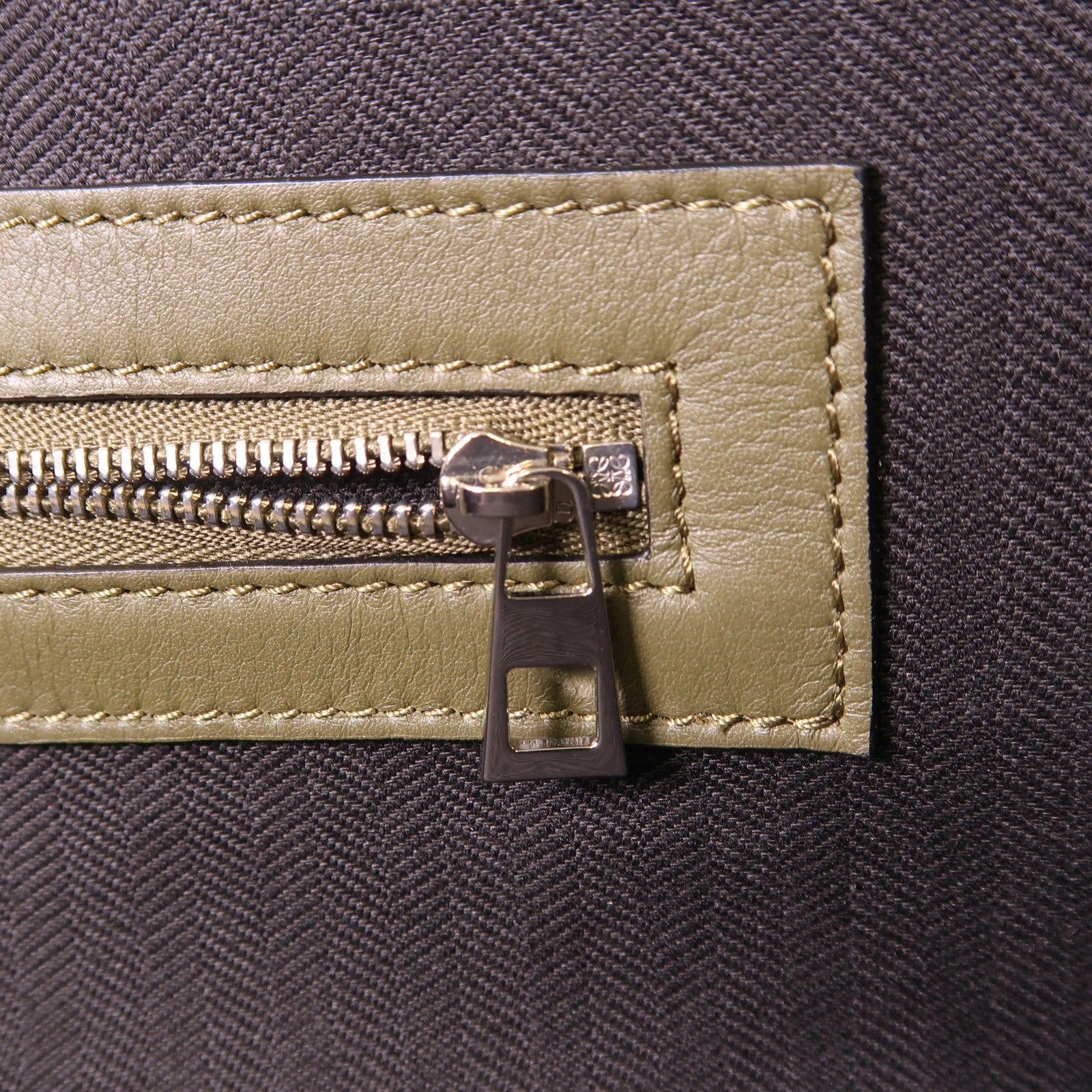 LOEWE 牛皮皮革Buckle Horizontal銀扣肩背袋