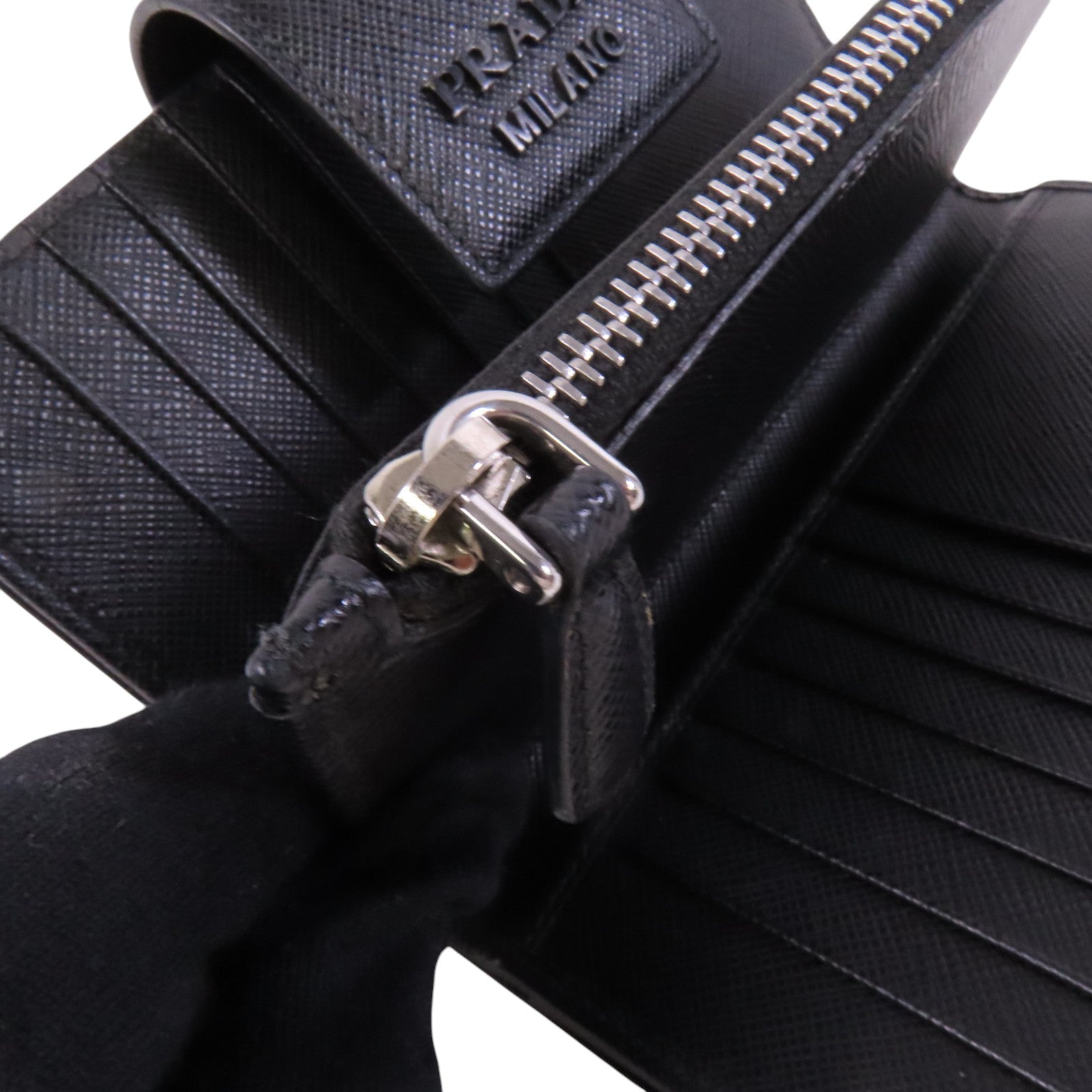 PRADA Saffiano皮革Middle Wallet銀扣錢包