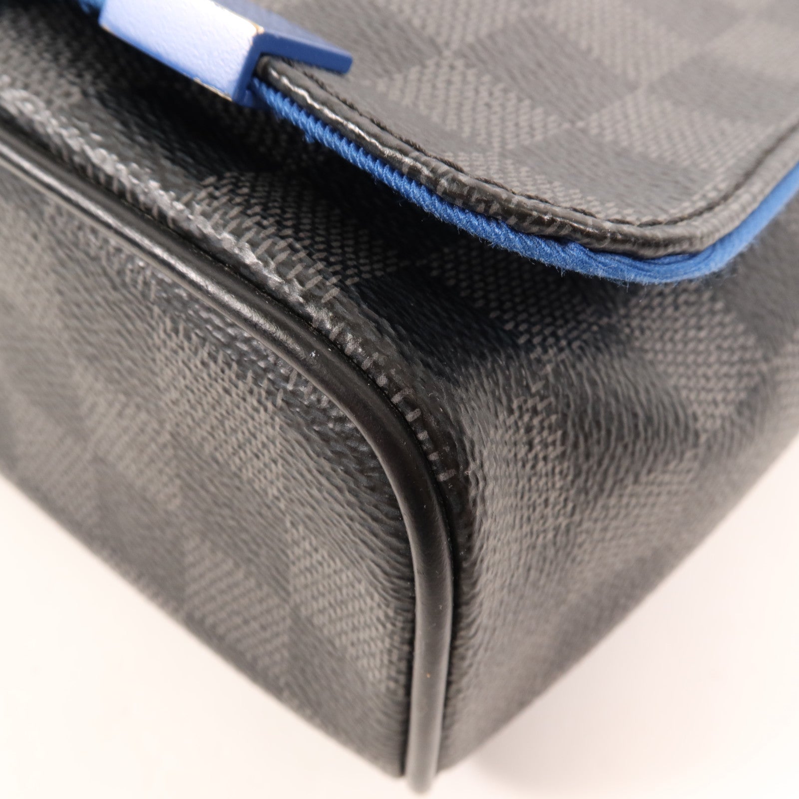 LOUIS VUITTON Damier Graphite District PM銀扣肩背袋