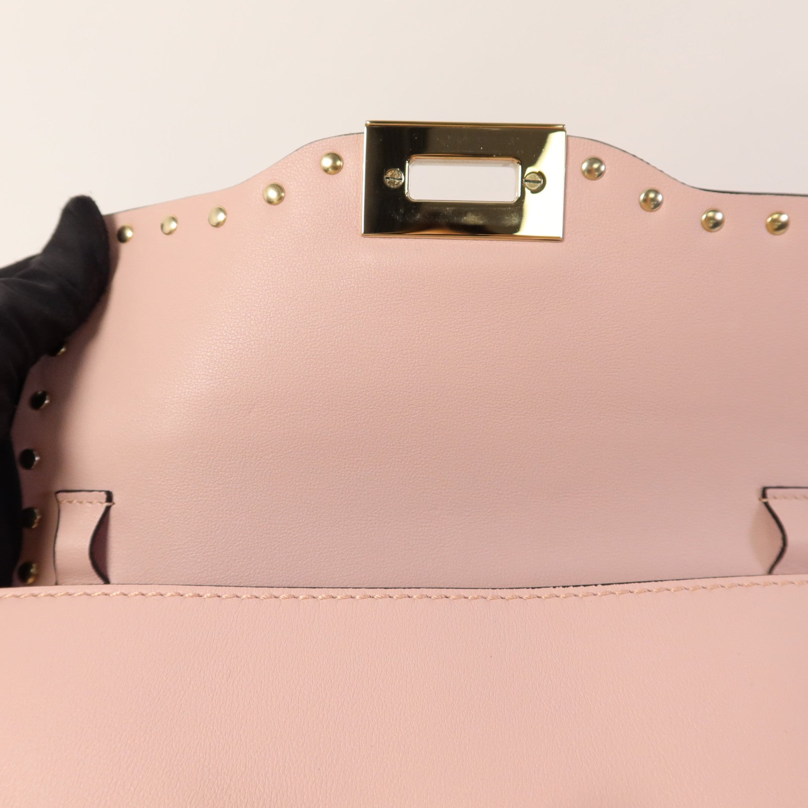 Valentino 牛皮皮革Garavani Rockstud Flap金扣肩背袋