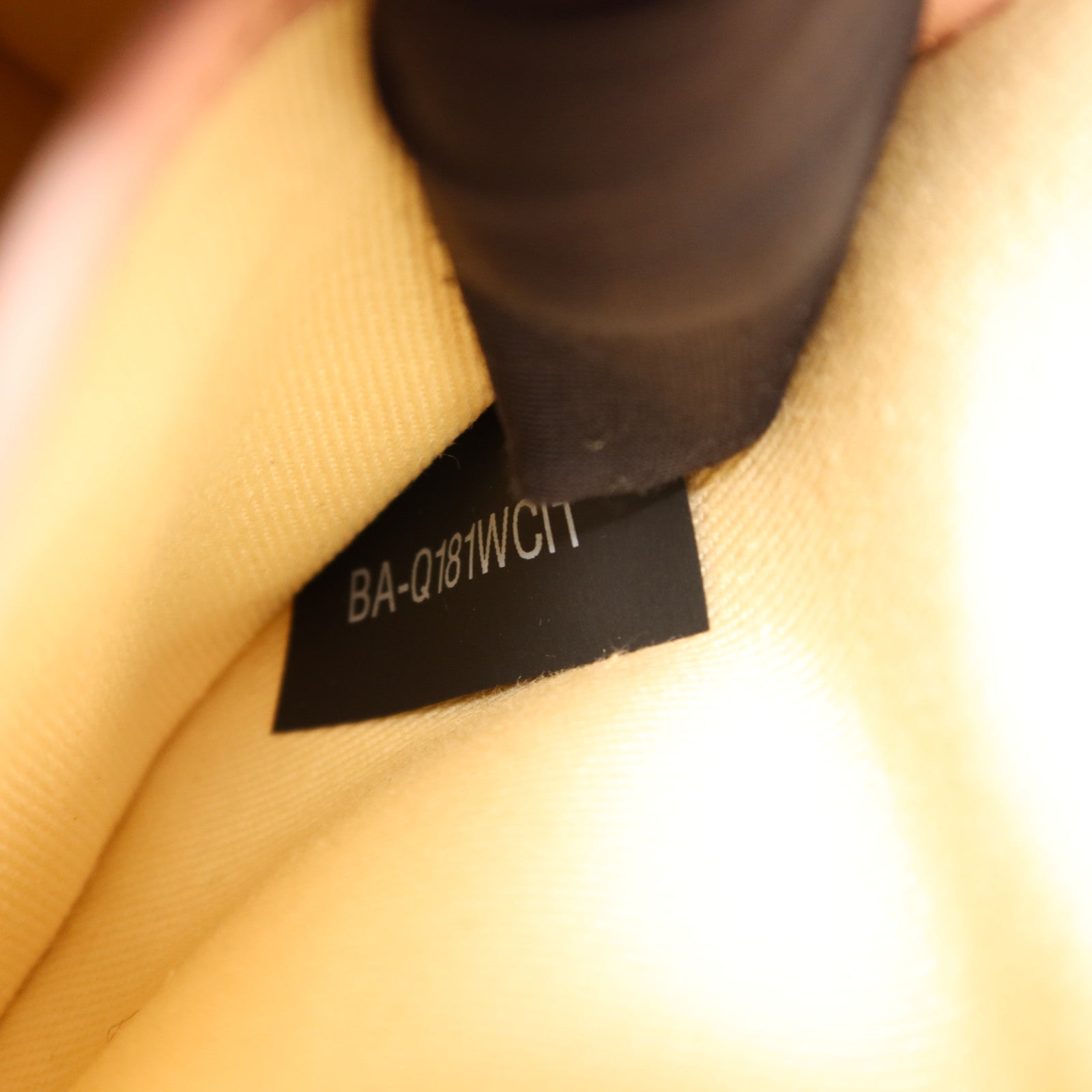 Valentino 牛皮皮革Garavani Rockstud Flap金扣肩背袋