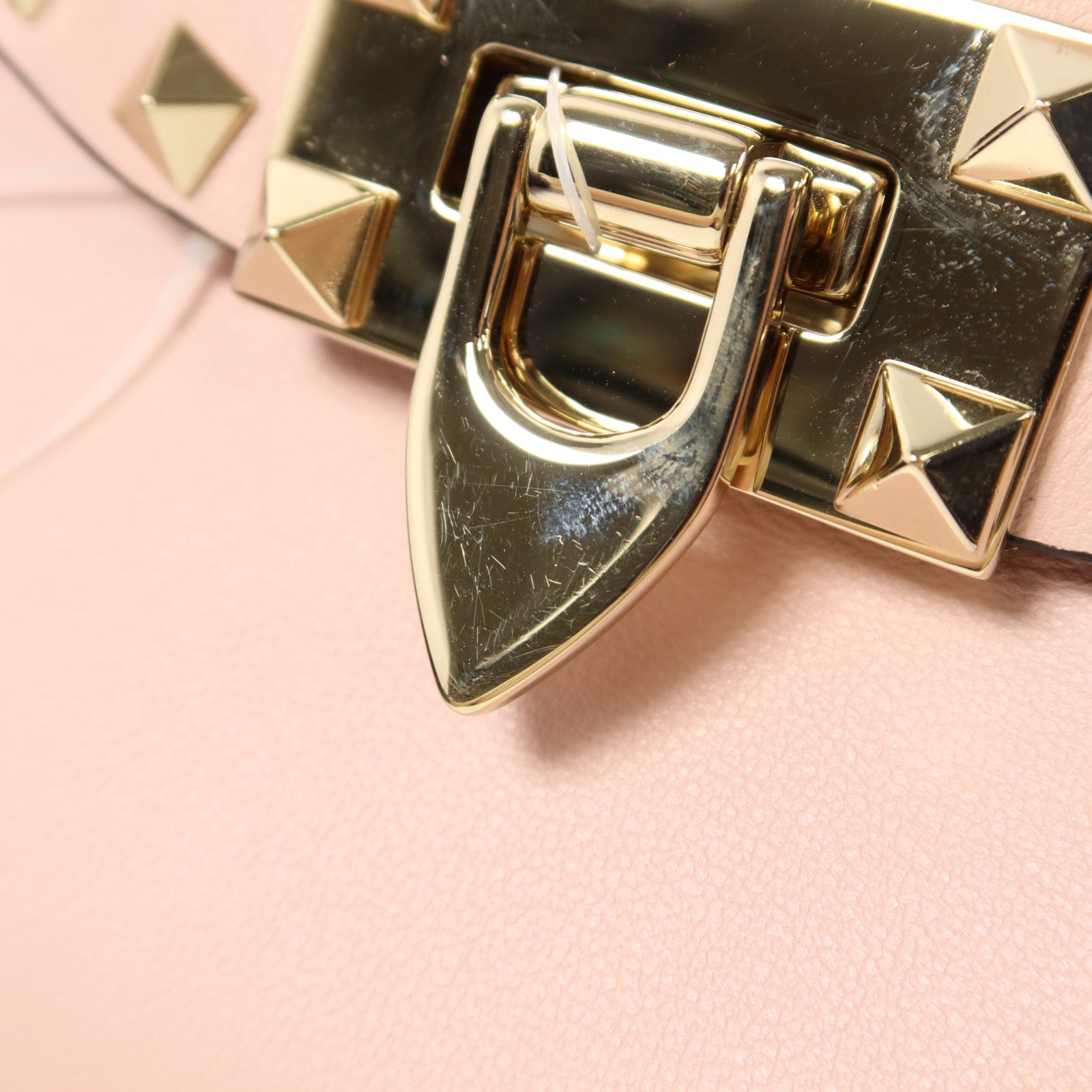 Valentino 牛皮皮革Garavani Rockstud Flap金扣肩背袋