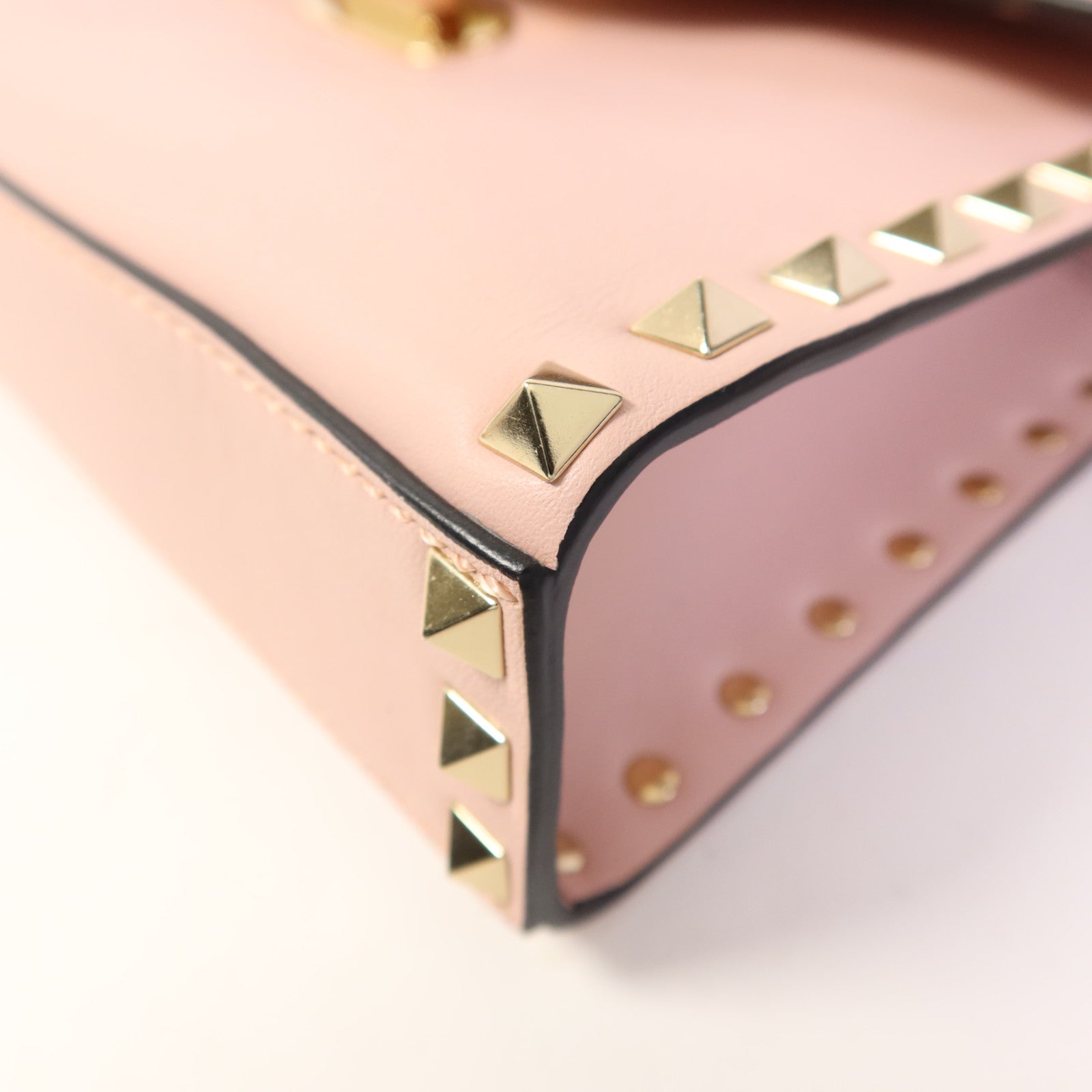 Valentino 牛皮皮革Garavani Rockstud Flap金扣肩背袋