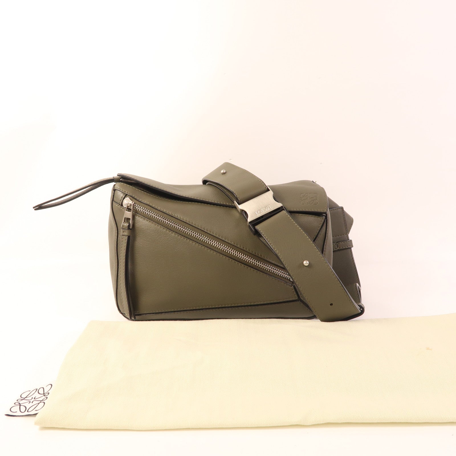 LOEWE 牛皮皮革Small Puzzle Bumbag銀扣肩背袋