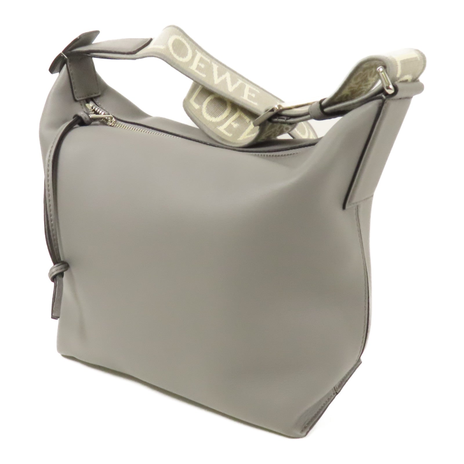 LOEWE 牛皮皮革Cubi銀扣肩背袋