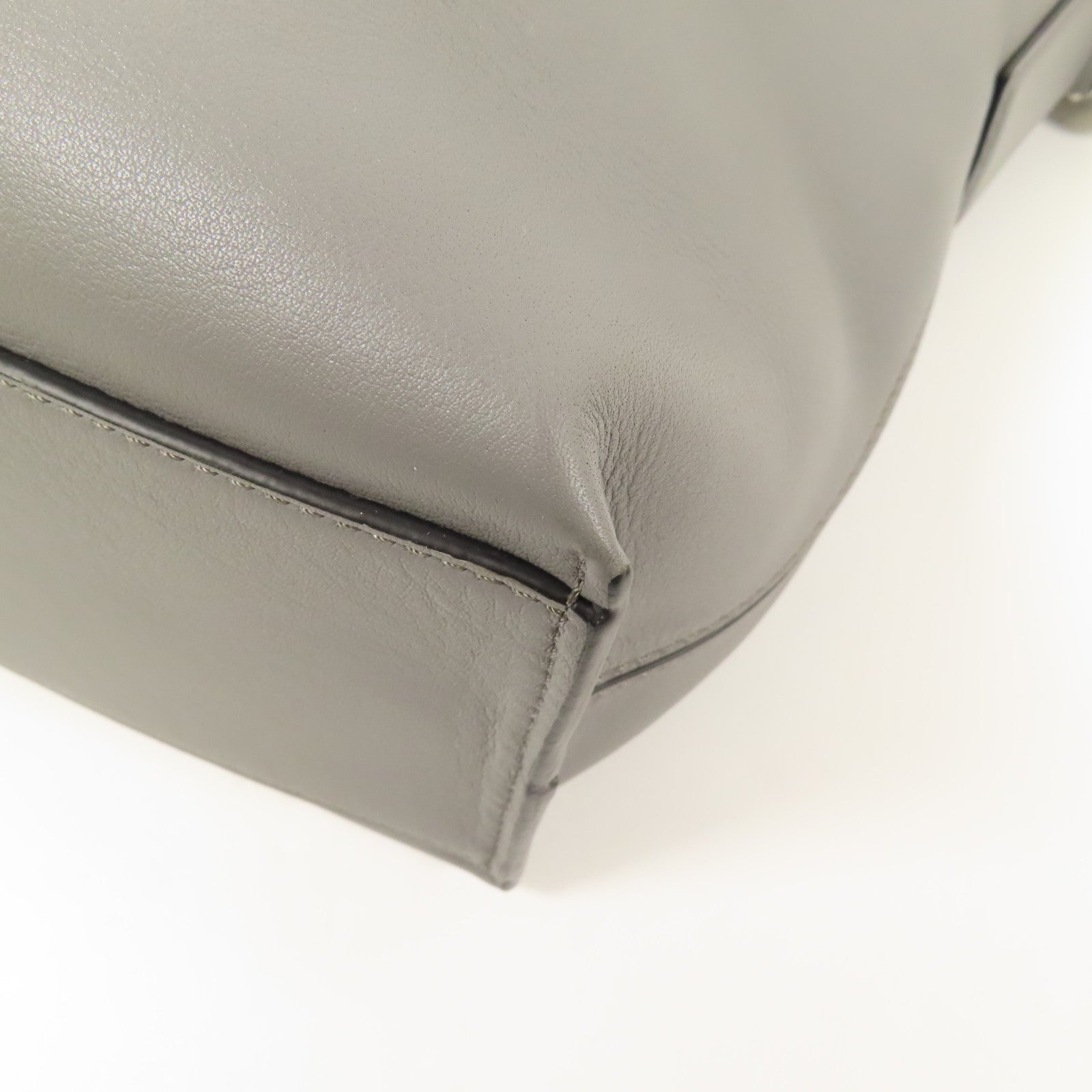 LOEWE 牛皮皮革Cubi銀扣肩背袋