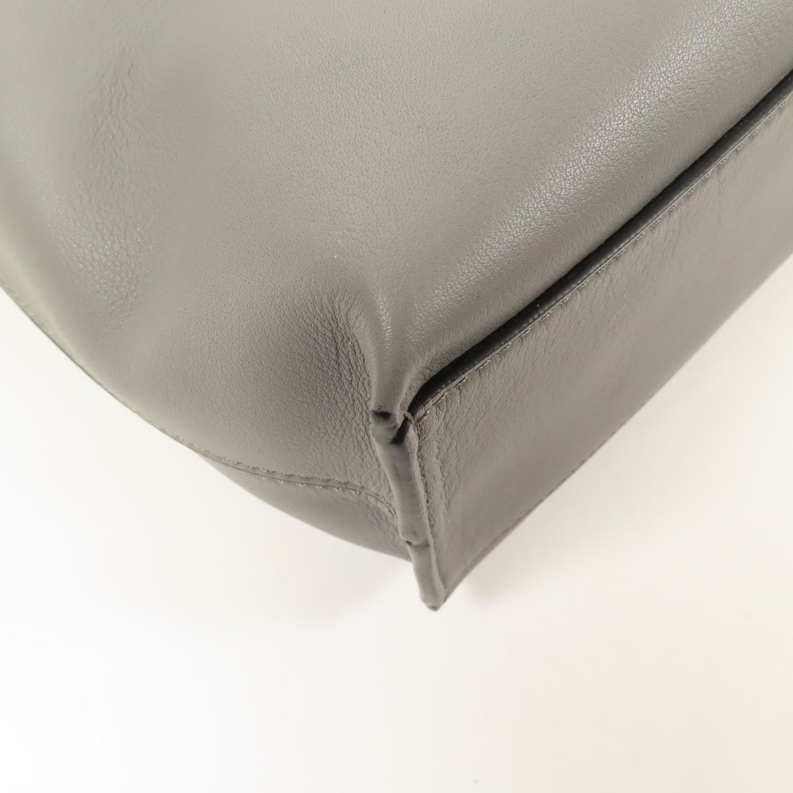 LOEWE 牛皮皮革Cubi銀扣肩背袋