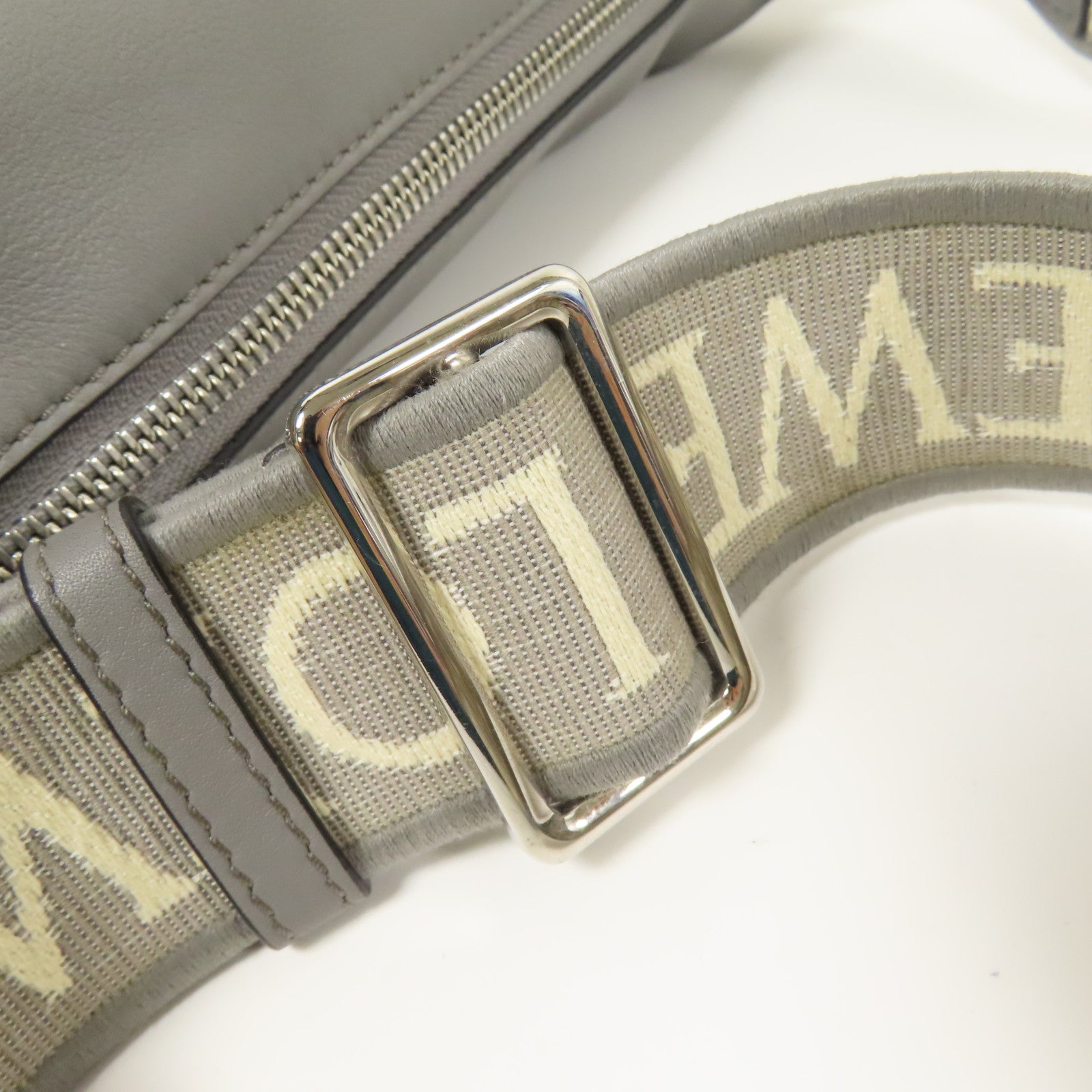 LOEWE 牛皮皮革Cubi銀扣肩背袋