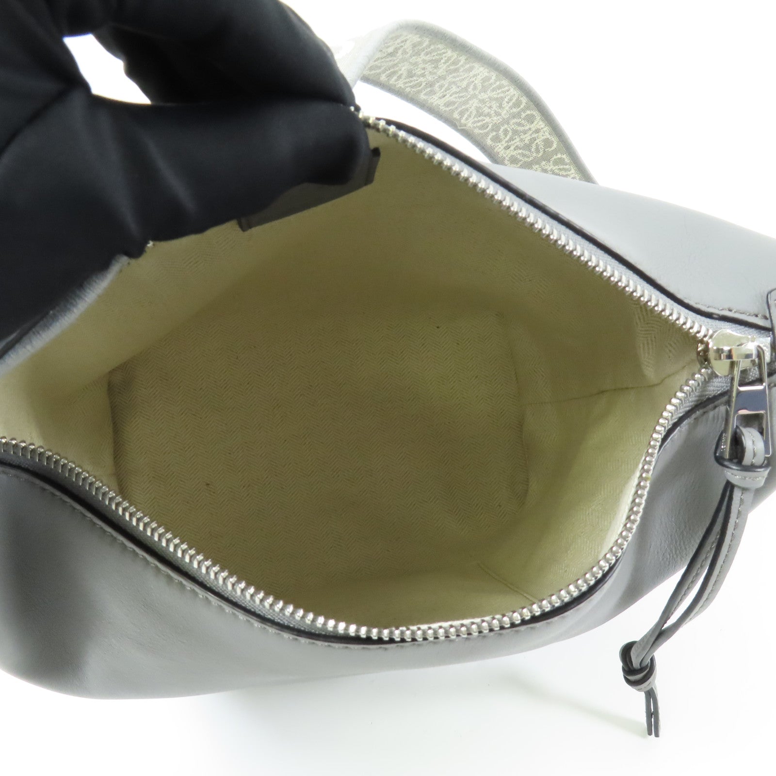 LOEWE 牛皮皮革Cubi銀扣肩背袋