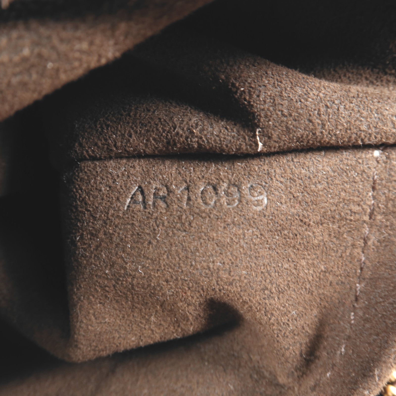 LOUIS VUITTON Monogram Mahina Mahina XS金扣肩背袋