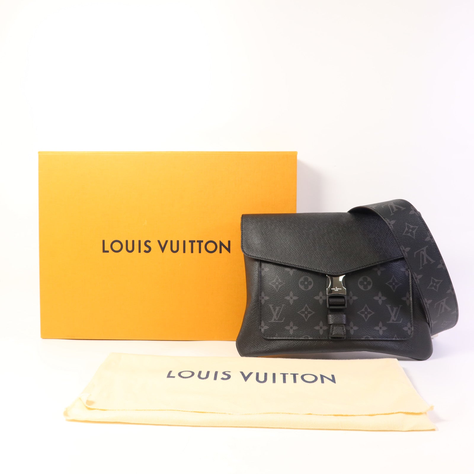 LOUIS VUITTON Taigarama Outdoor Flap Messenger銀扣肩背袋