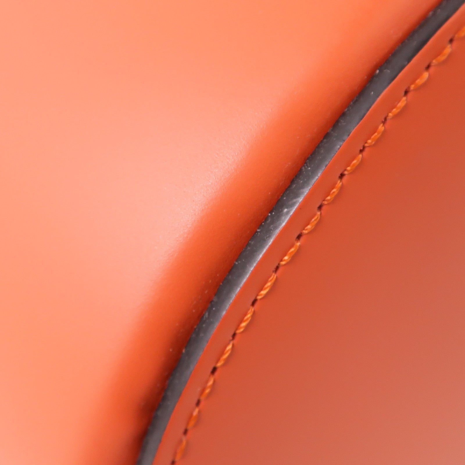 LOEWE 牛皮皮革Balloon Medium金扣手挽肩背兩用袋