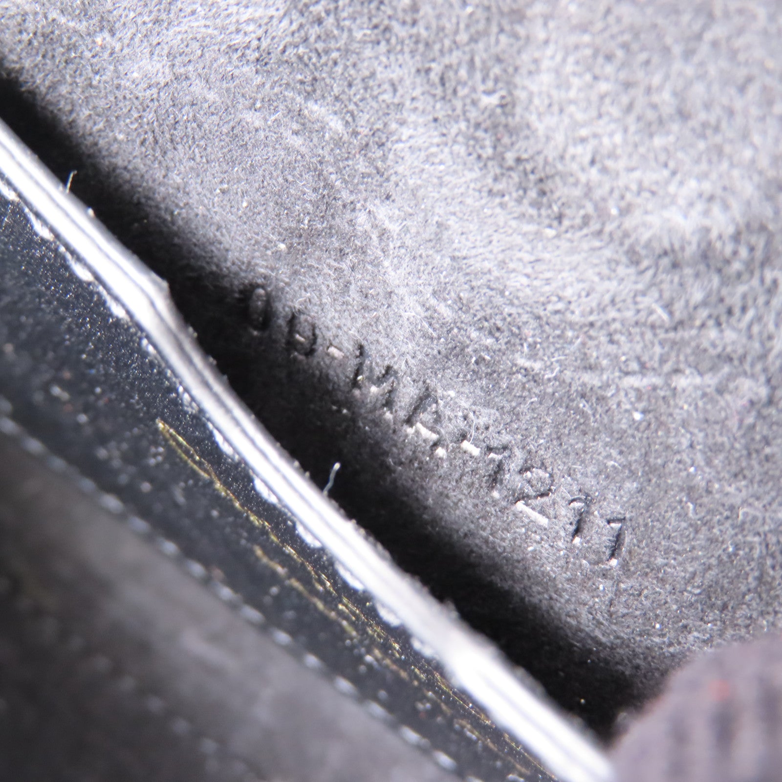 Dior 牛皮皮革Mini Bobby金扣肩背袋