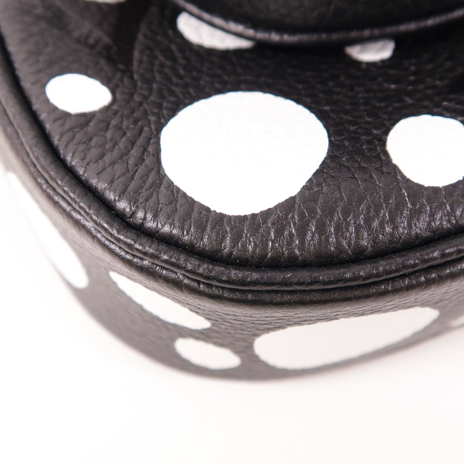 LOUIS VUITTON【激減優惠】 Monogram Empreinte LV X YK Multi Pochette Accessoires銀扣手挽肩背兩用袋