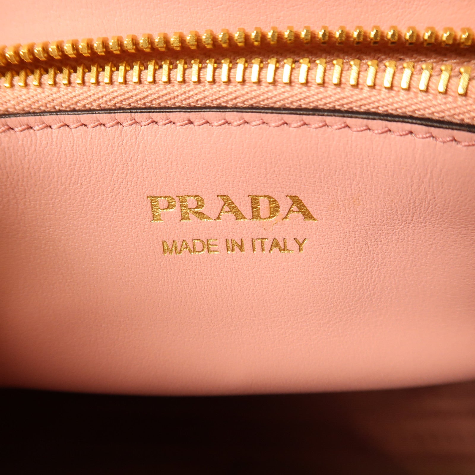 PRADA Saffiano皮革Monochrome金扣手挽肩背兩用袋