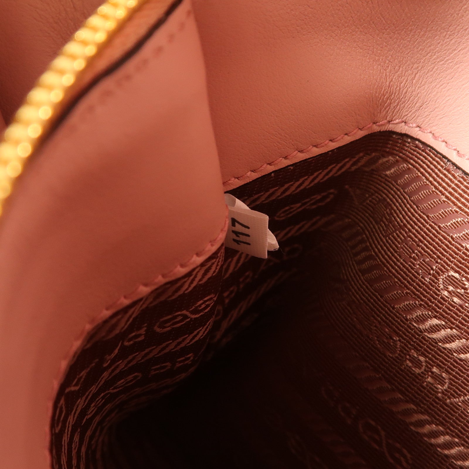 PRADA Saffiano皮革Monochrome金扣手挽肩背兩用袋