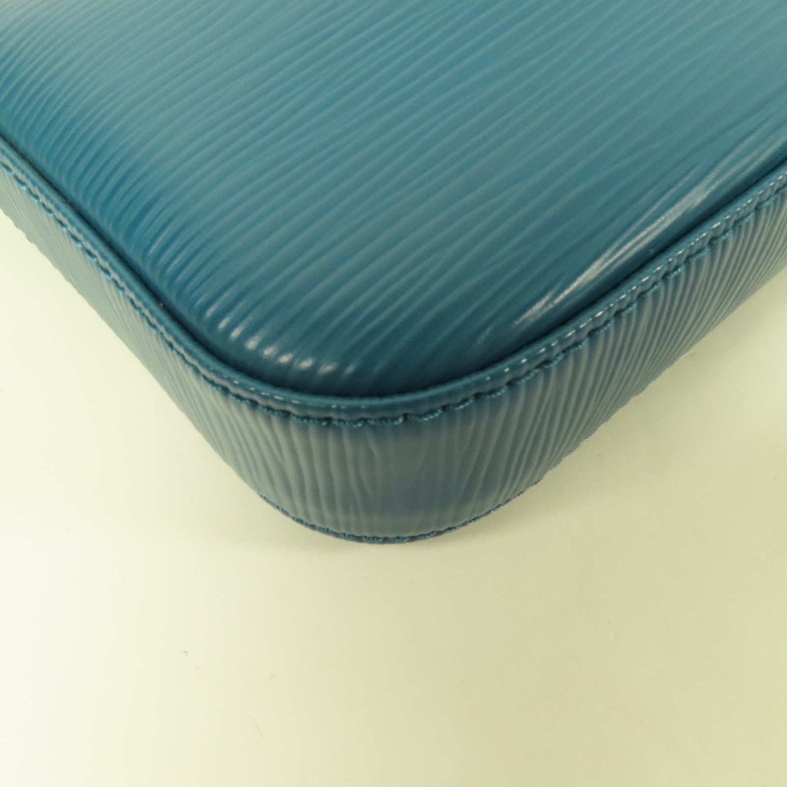 LOUIS VUITTON Epi Pochette Accessories金扣肩背袋