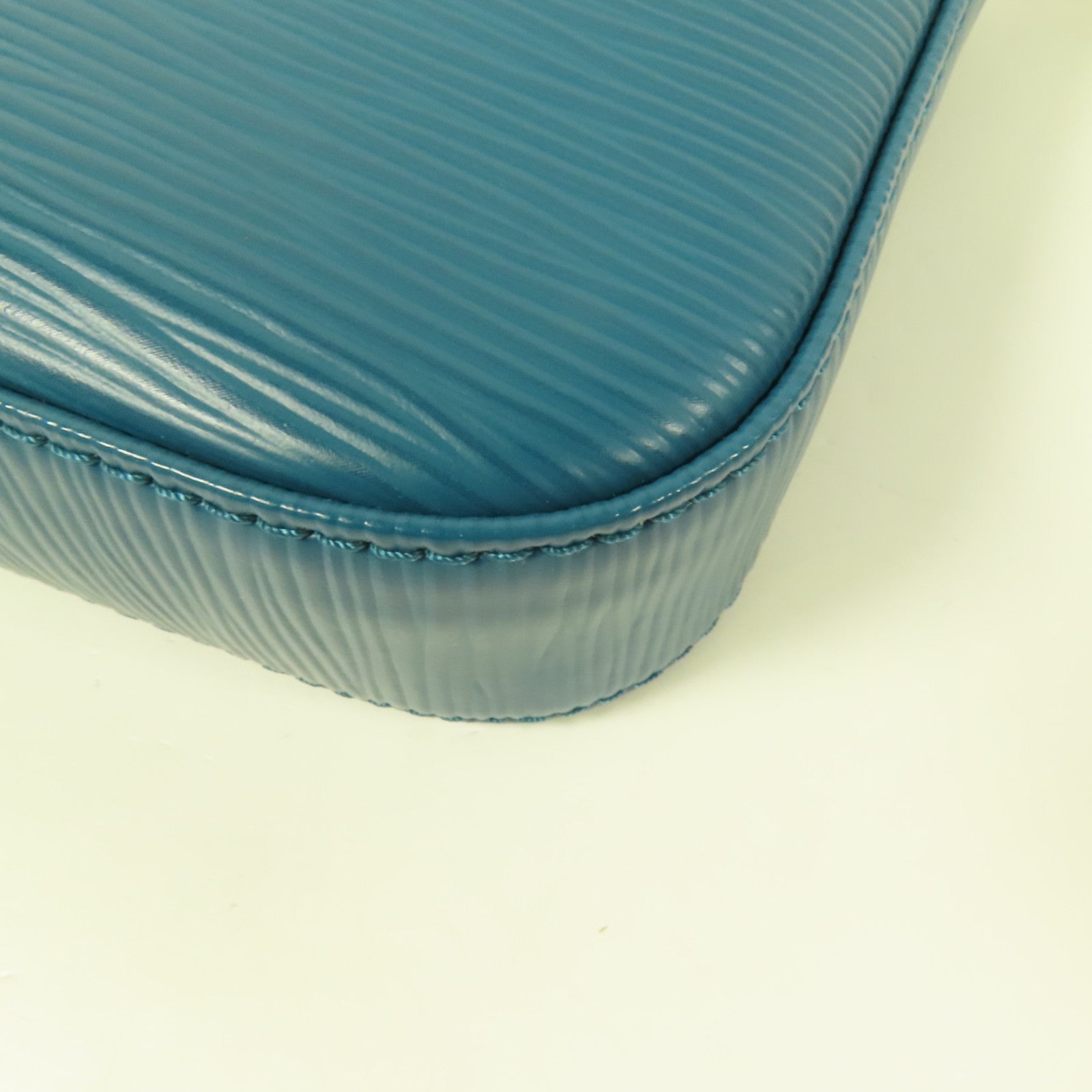 LOUIS VUITTON Epi Pochette Accessories金扣肩背袋