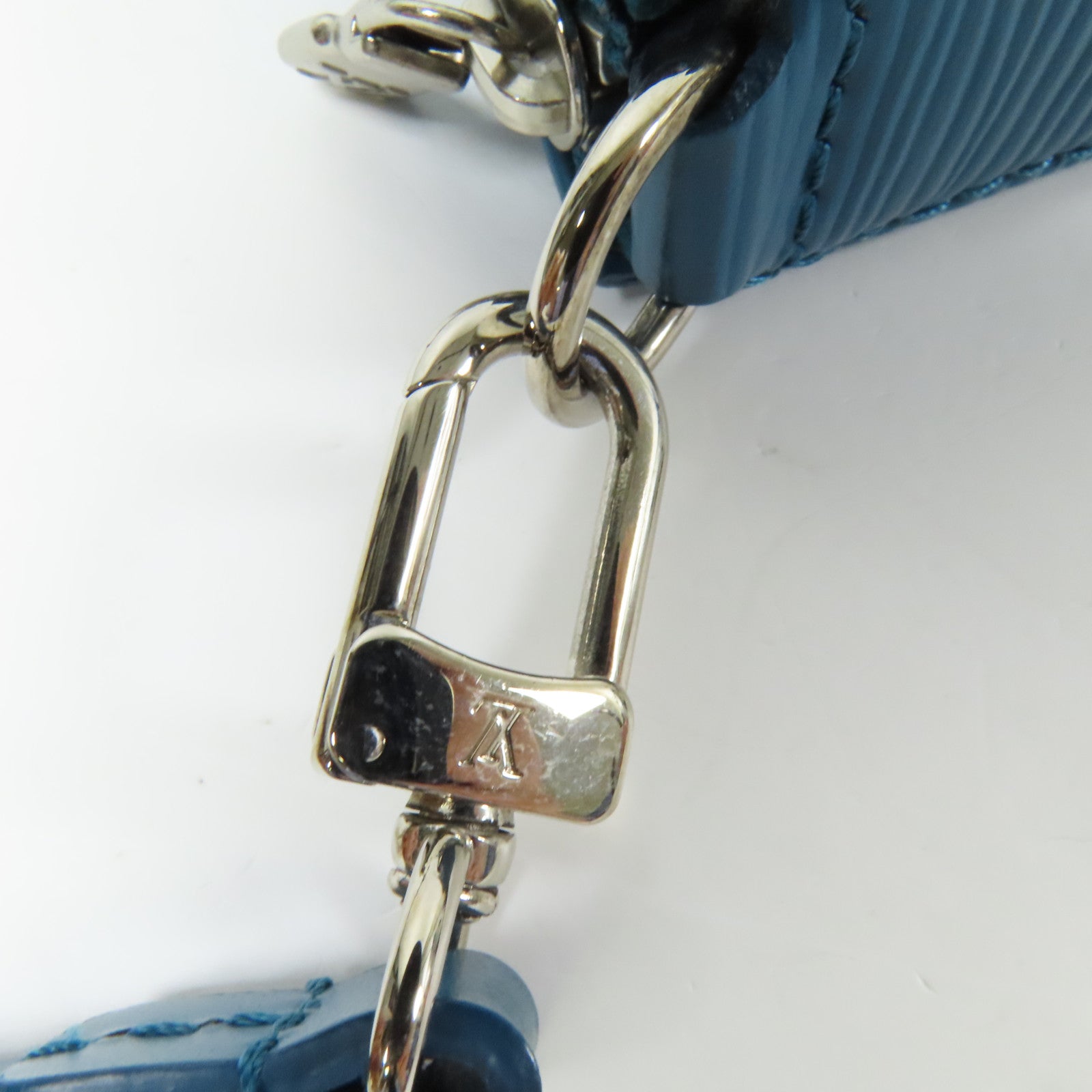 LOUIS VUITTON Epi Pochette Accessories金扣肩背袋