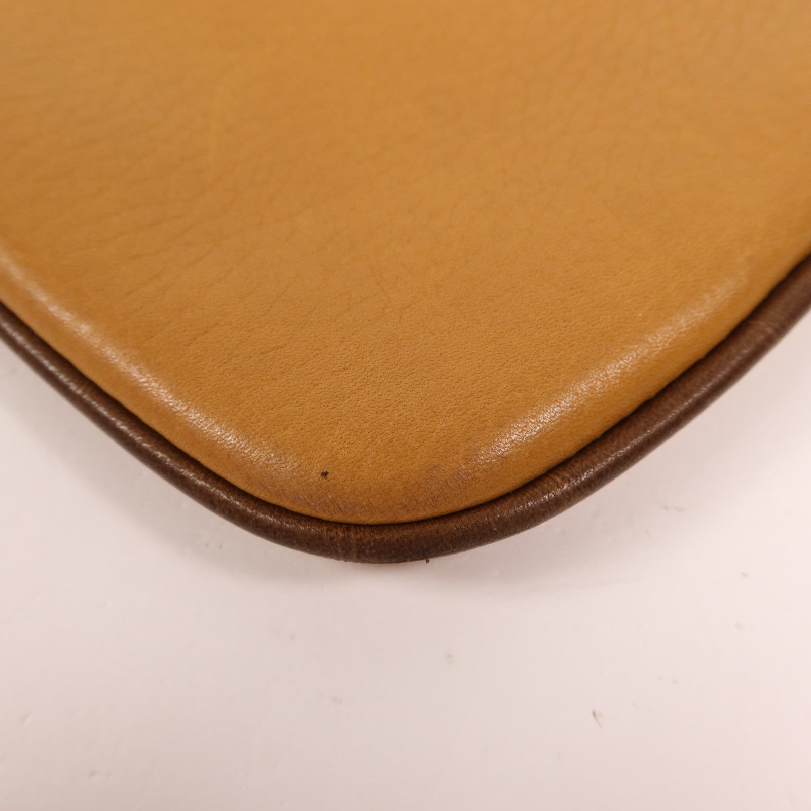 LOEWE 牛皮皮革Pouch金扣手拿包