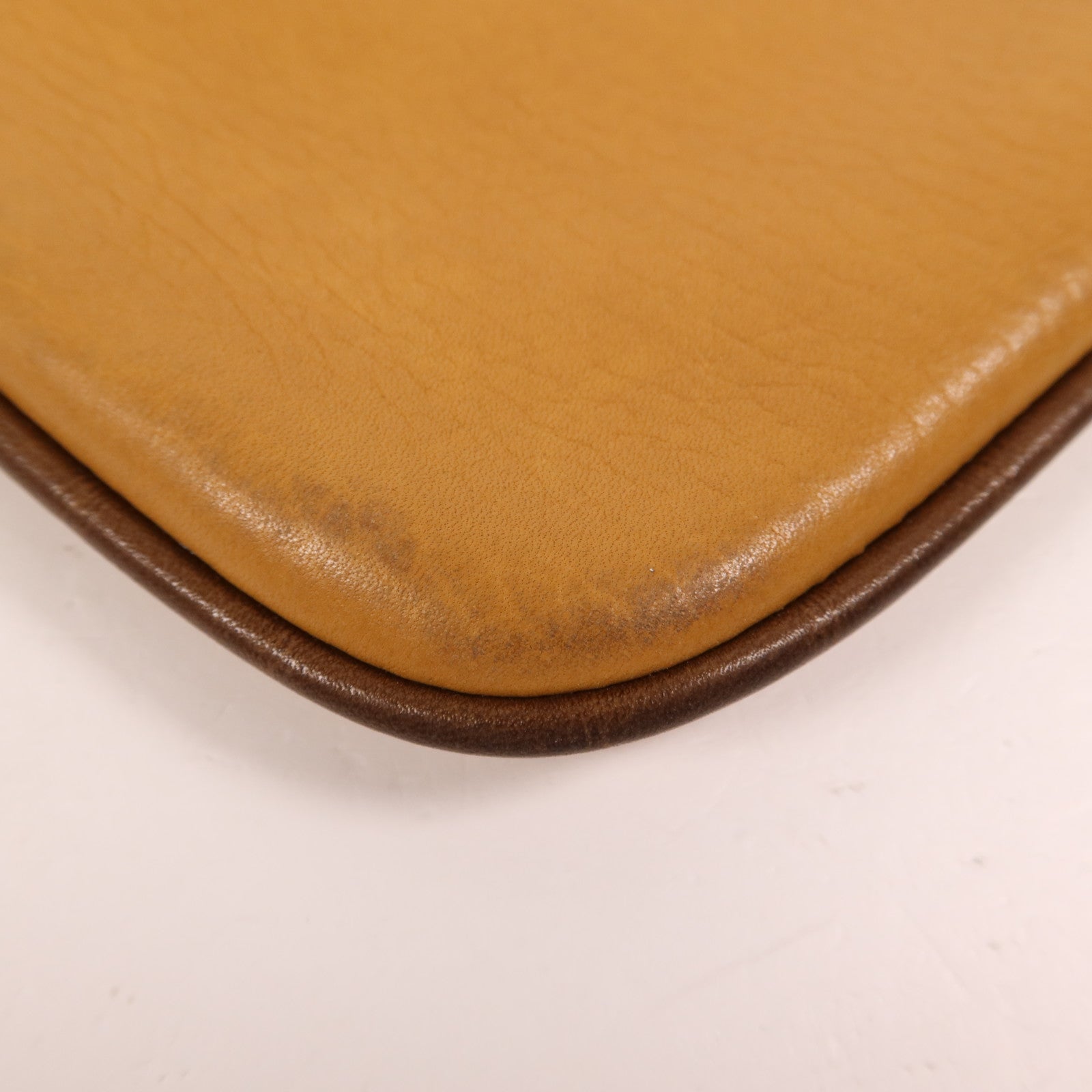 LOEWE 牛皮皮革Pouch金扣手拿包