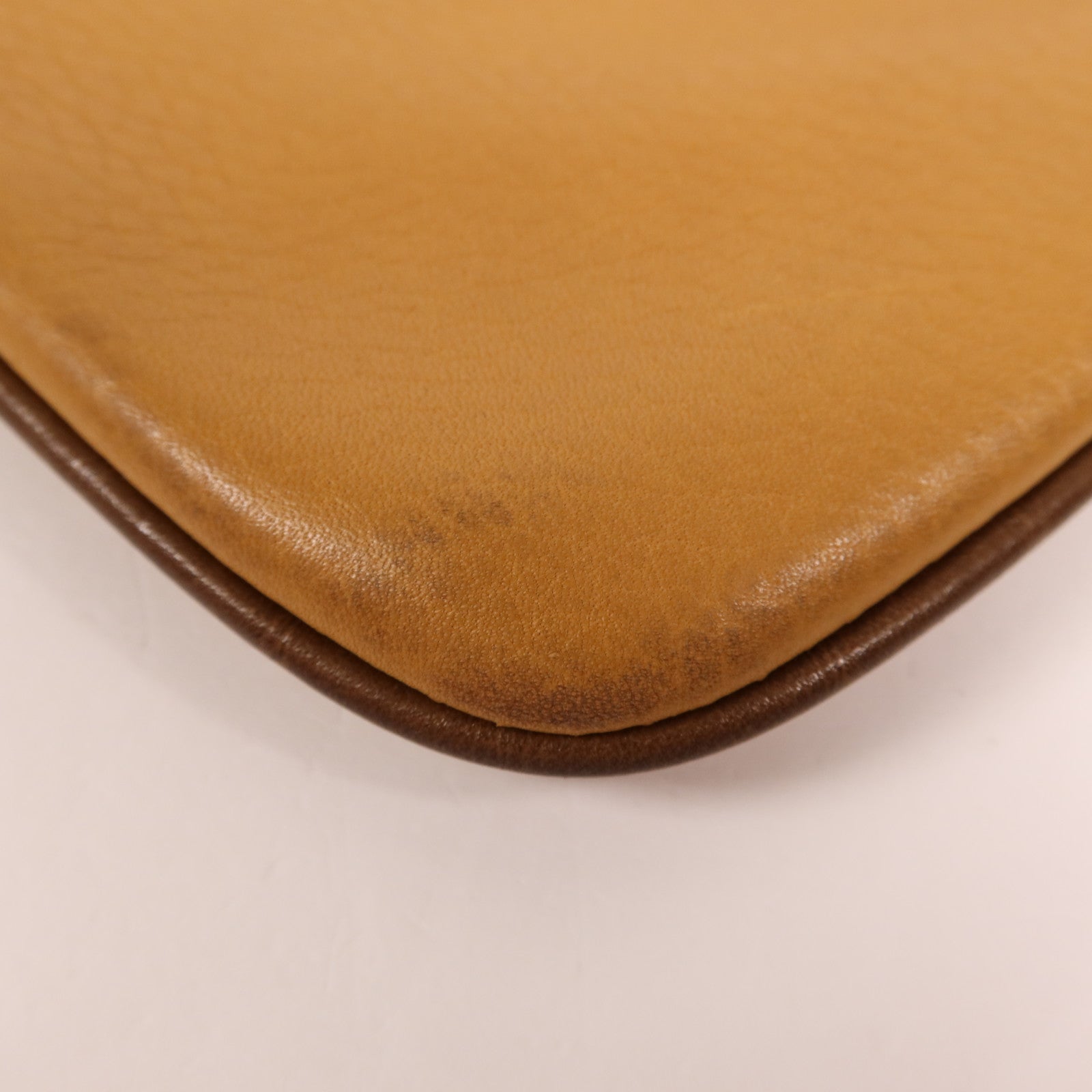 LOEWE 牛皮皮革Pouch金扣手拿包