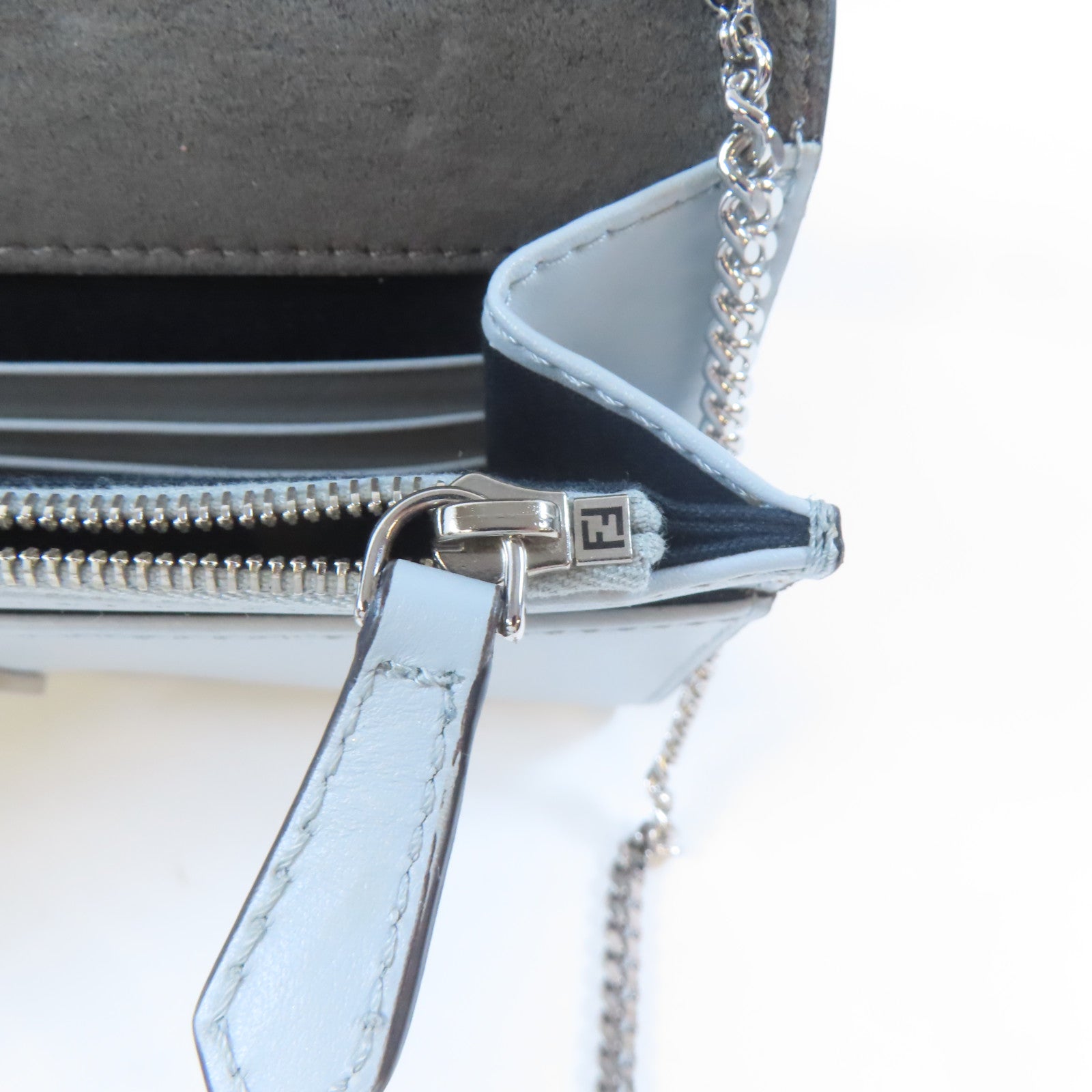 FENDI 【激減優惠】牛皮皮革"Fun Fair" Studded Logo WOC銀扣鏈帶肩背袋淺藍色