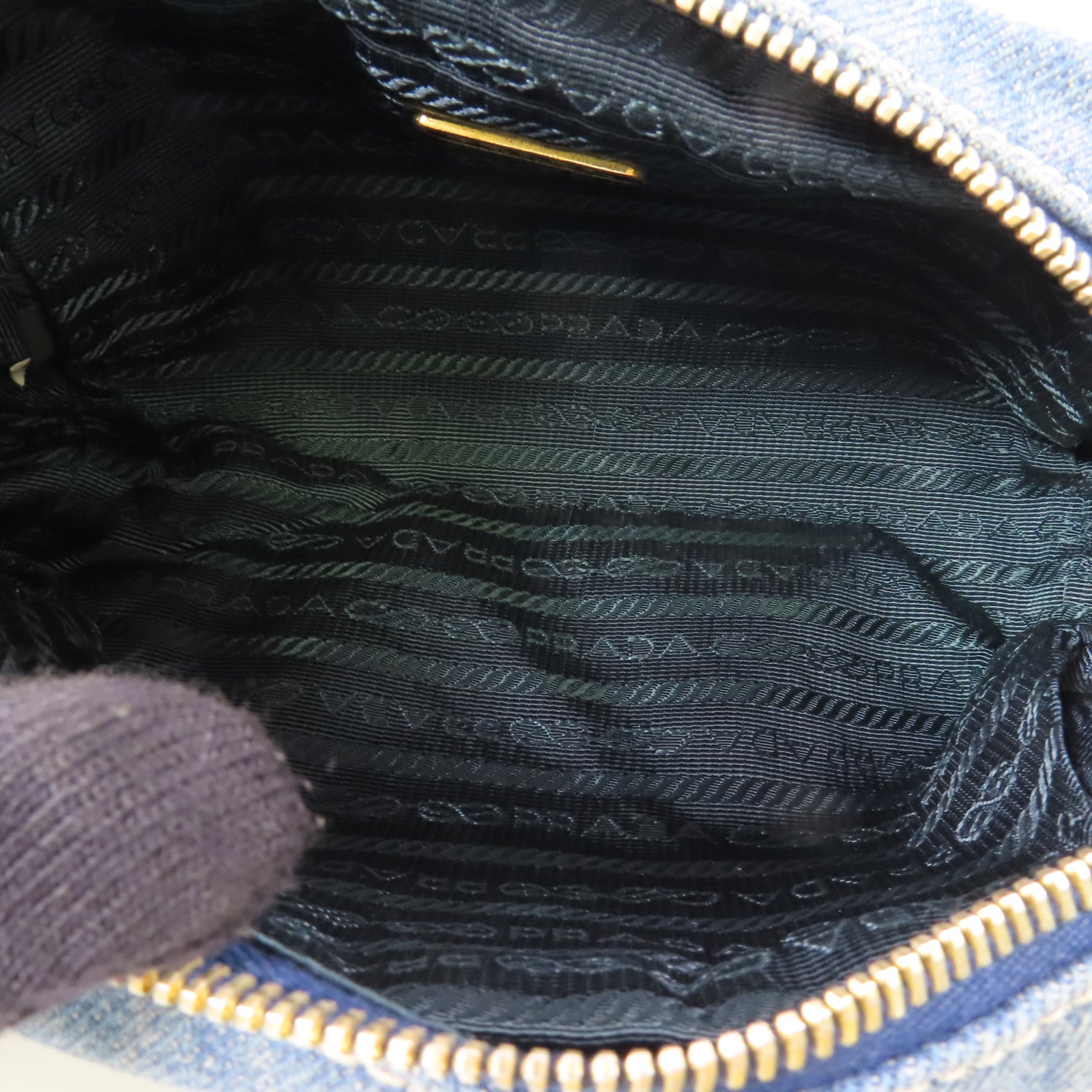 PRADA 牛仔布Pouch金扣手拿包