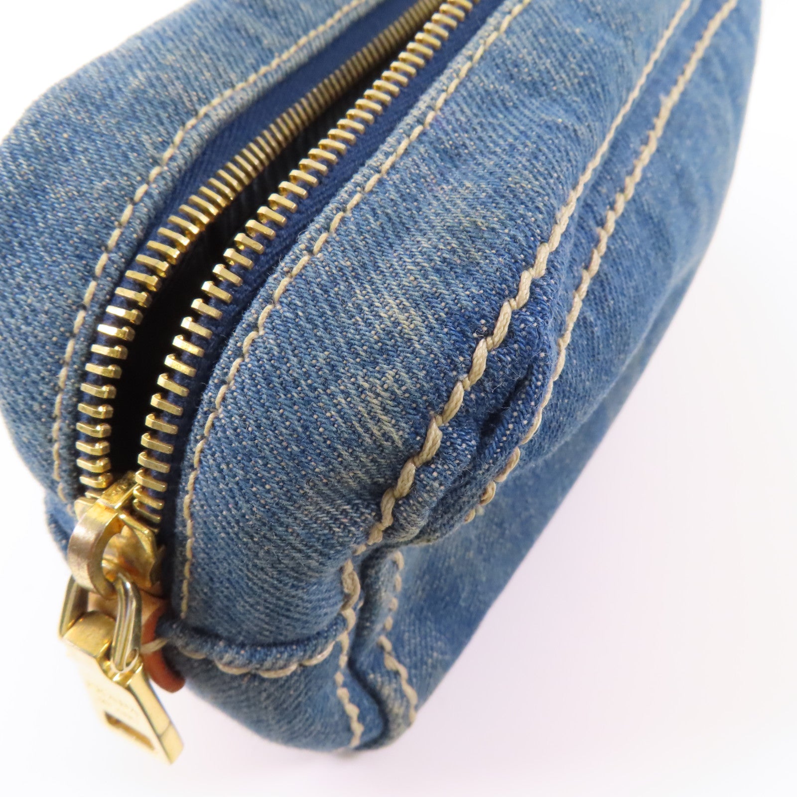 PRADA 牛仔布Pouch金扣手拿包