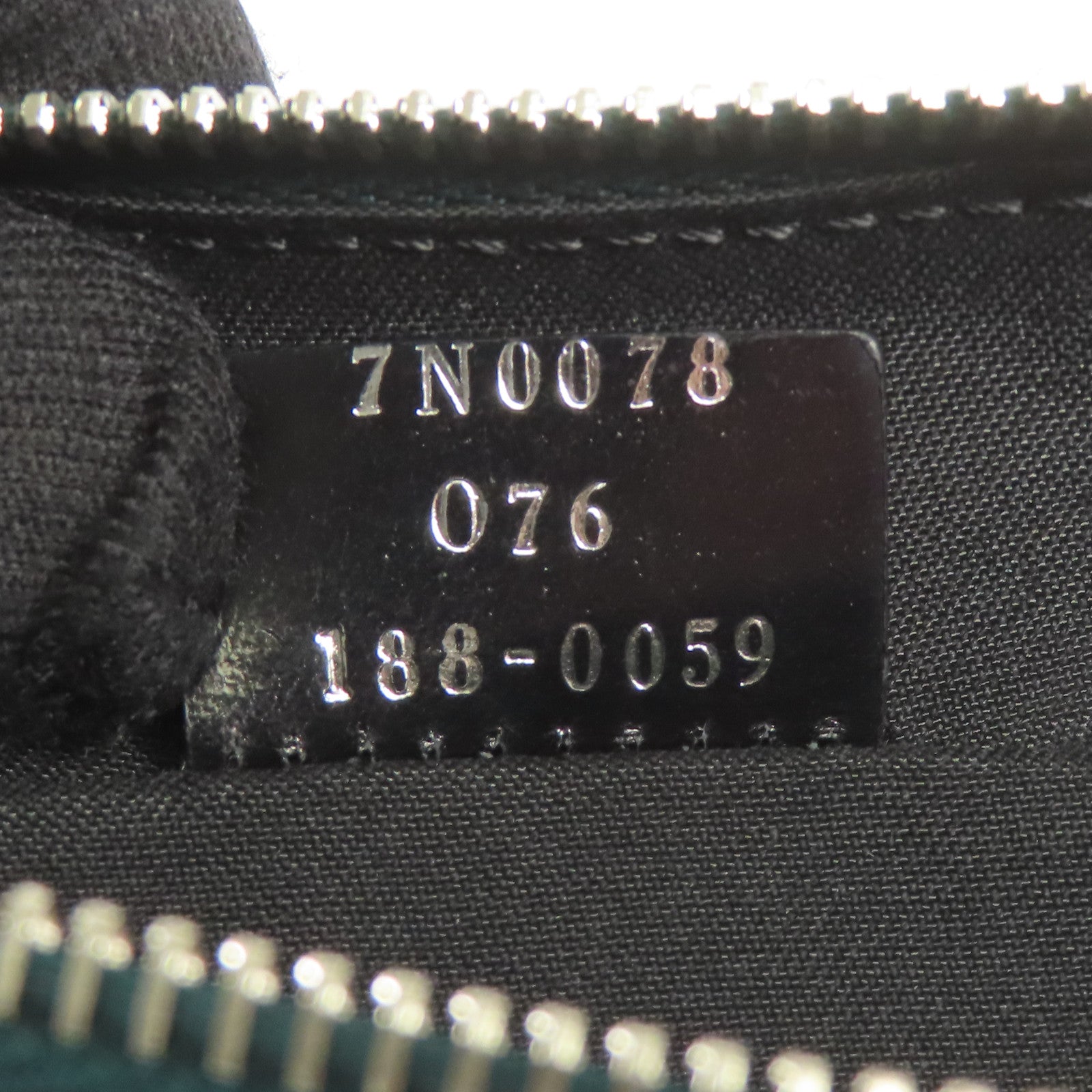 FENDI 牛皮皮革Pouch銀扣手拿包