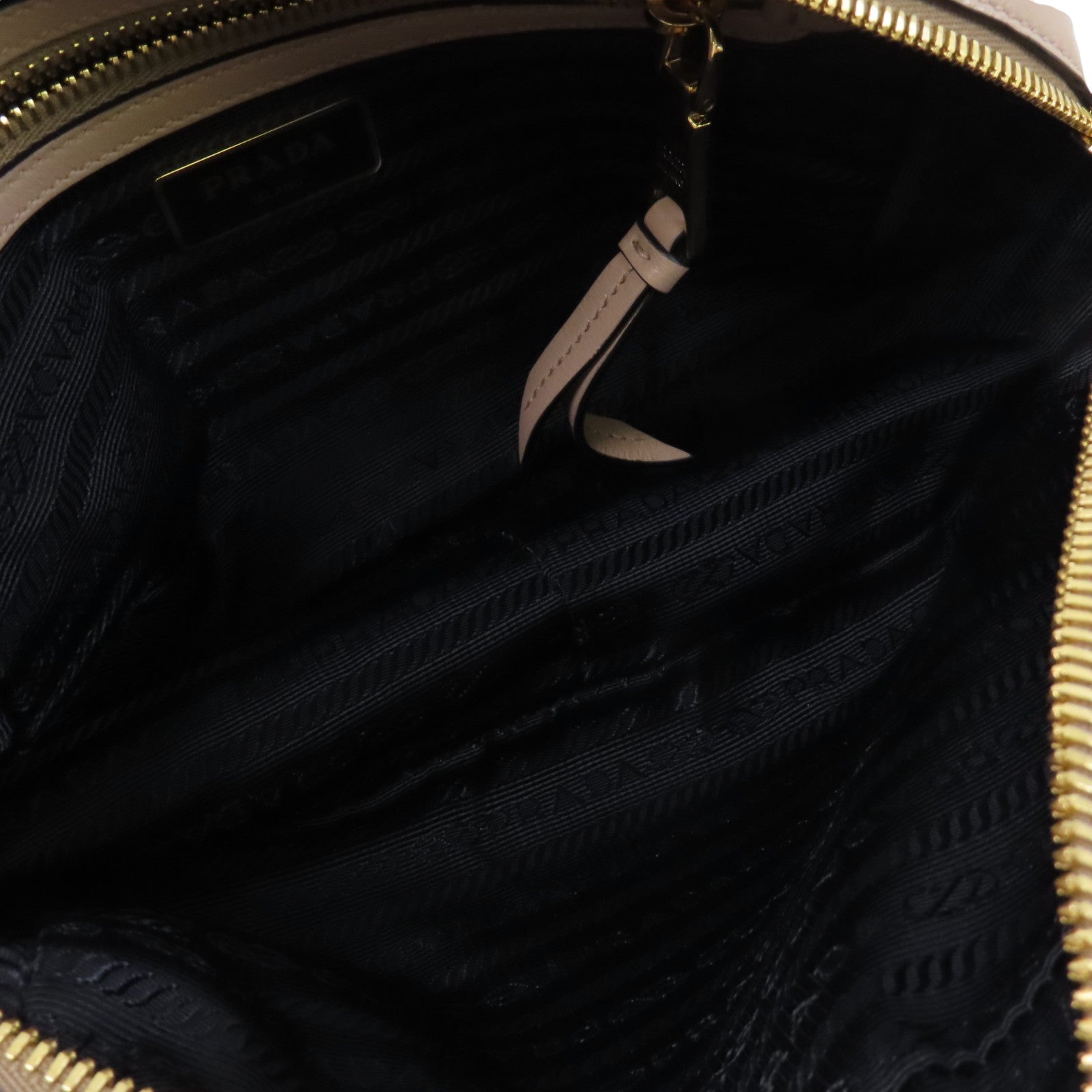 PRADA 牛皮皮革Camera Bag金扣件肩背袋