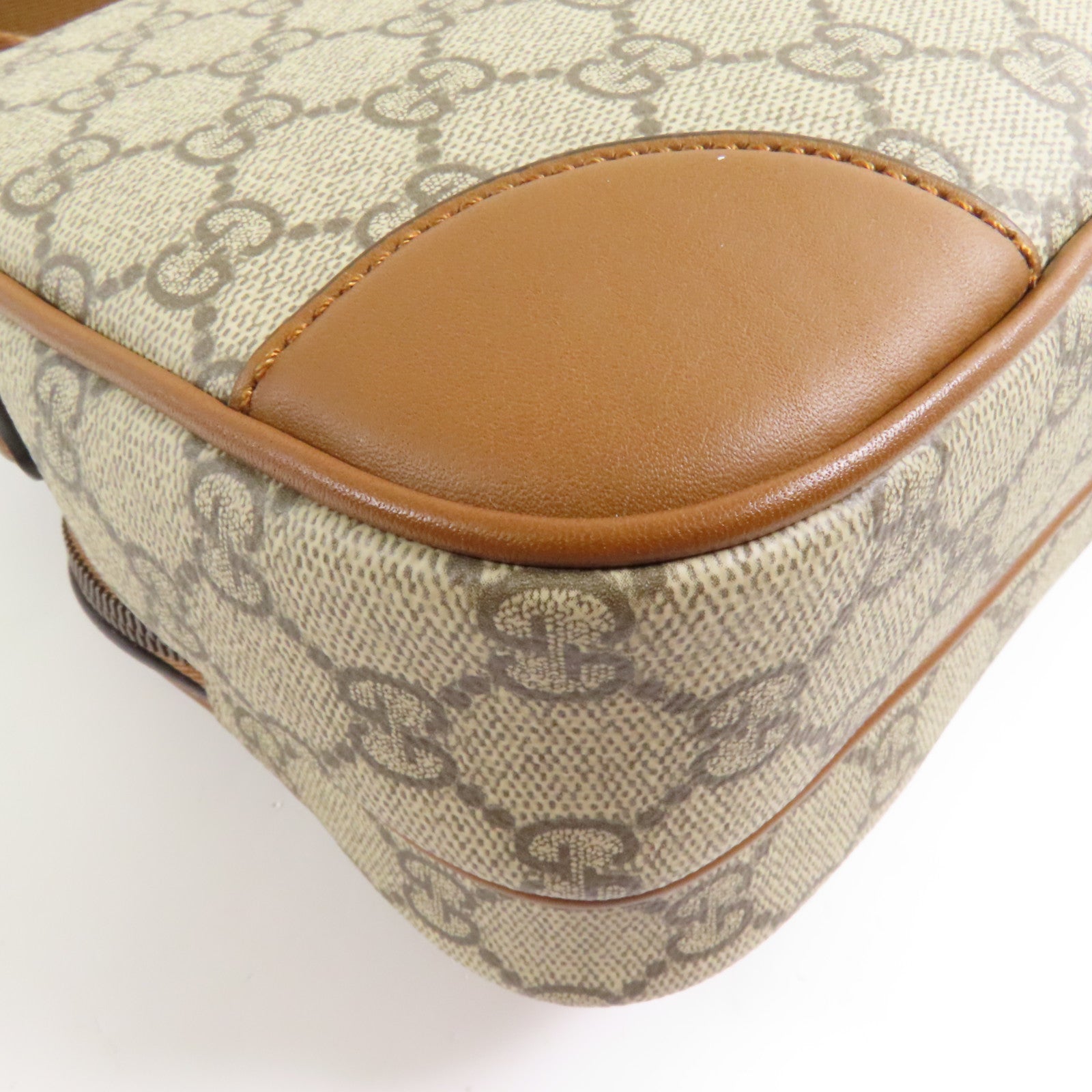 GUCCI 塗層帆布GG Emblem Medium金扣肩背袋