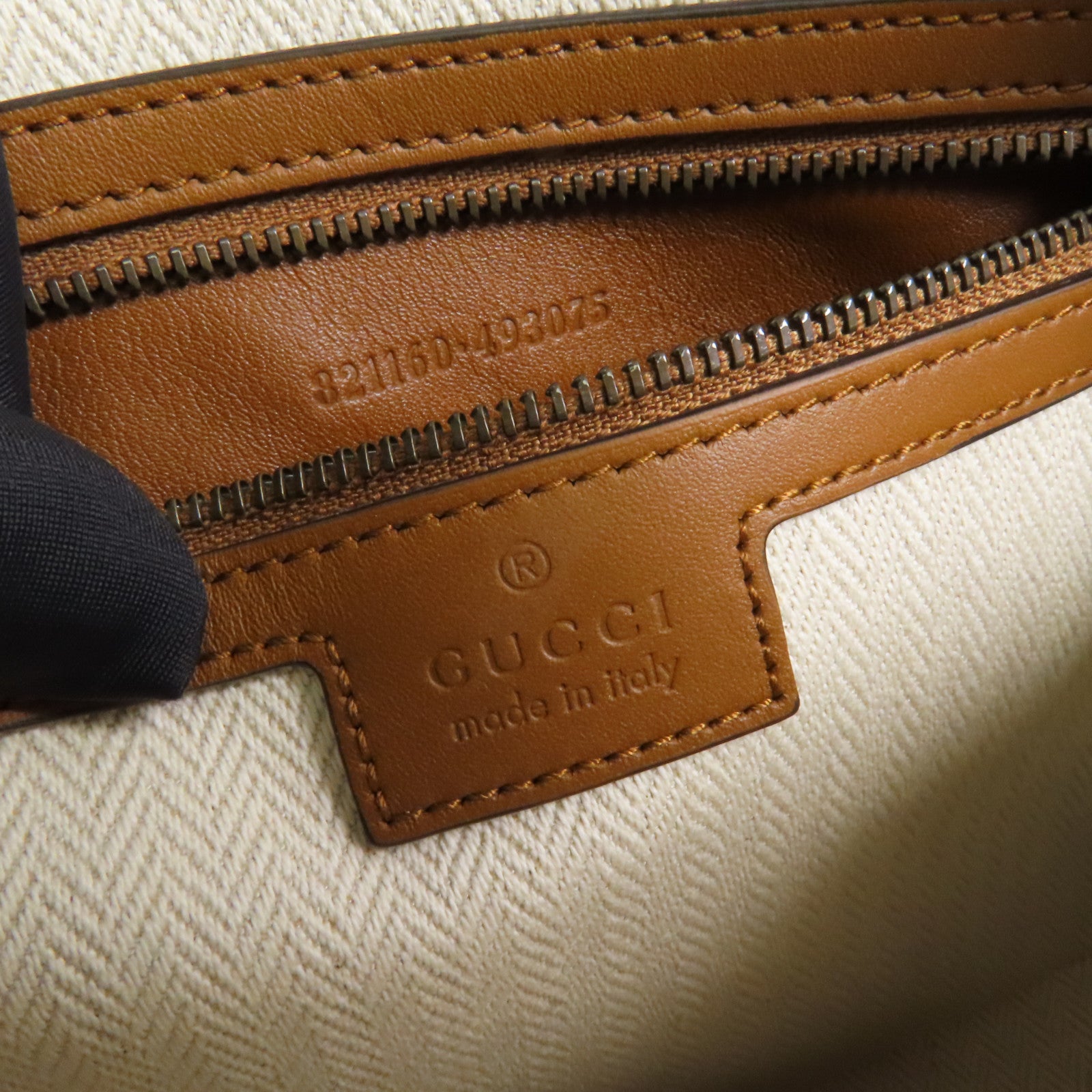 GUCCI 塗層帆布GG Emblem Medium金扣肩背袋