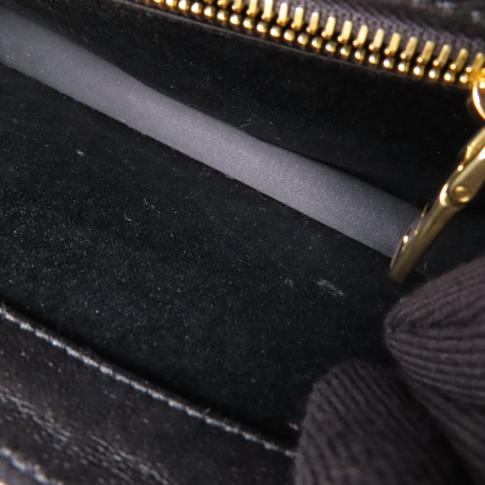 Miu Miu 皮革Embossed金扣鏈帶手挽肩背兩用袋