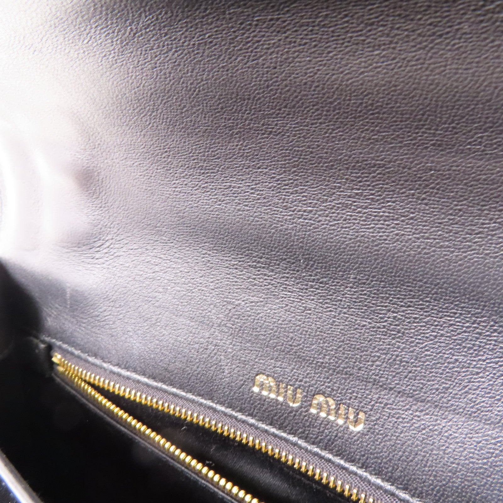 Miu Miu 皮革Embossed金扣鏈帶手挽肩背兩用袋