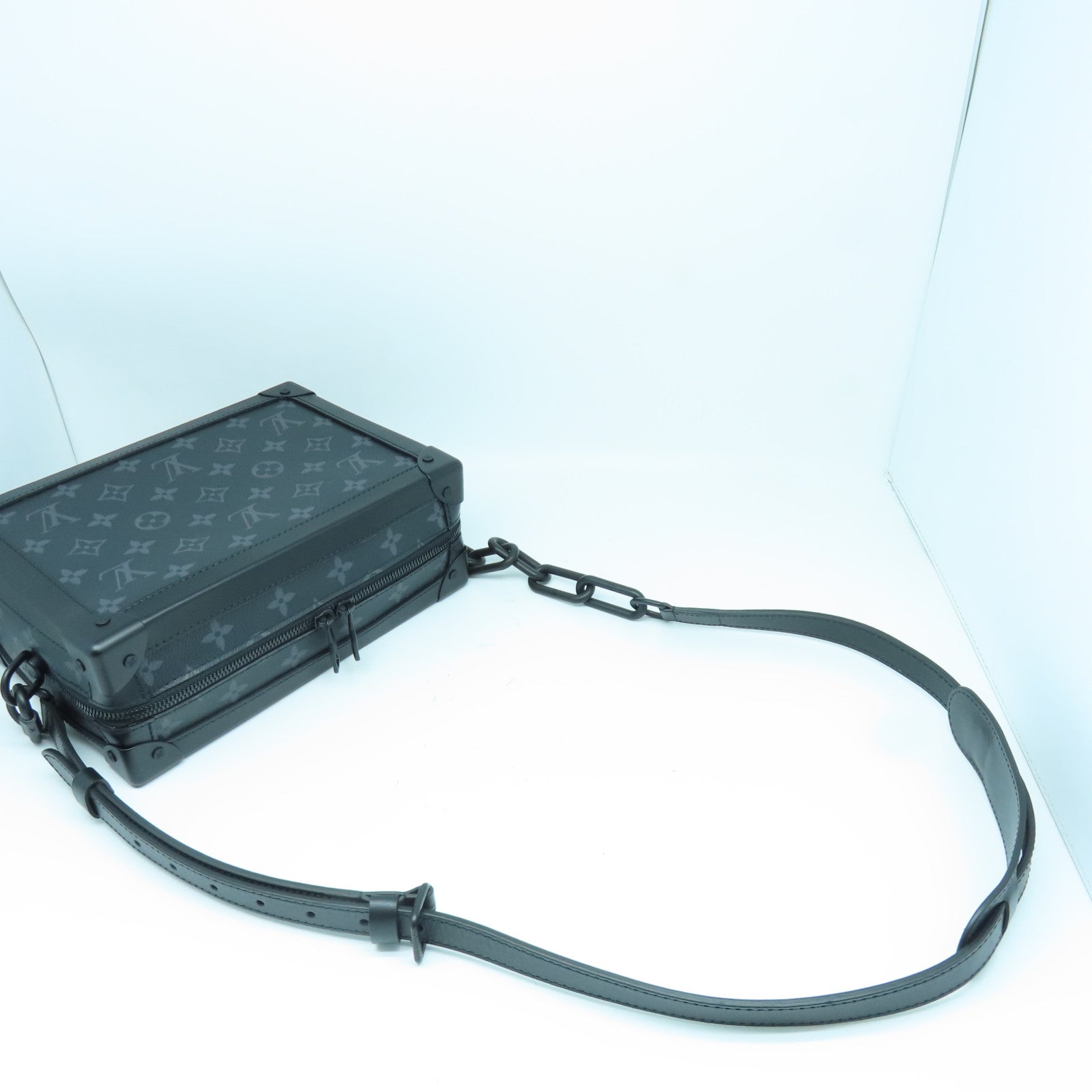 LOUIS VUITTON Monogram Eclipse Soft Trunk肩背袋黑色/灰色