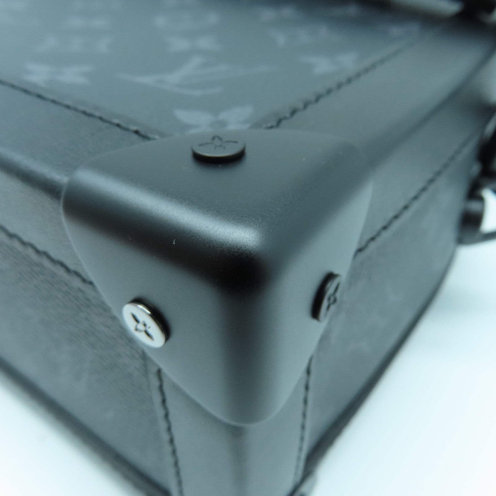 LOUIS VUITTON Monogram Eclipse Soft Trunk肩背袋黑色/灰色