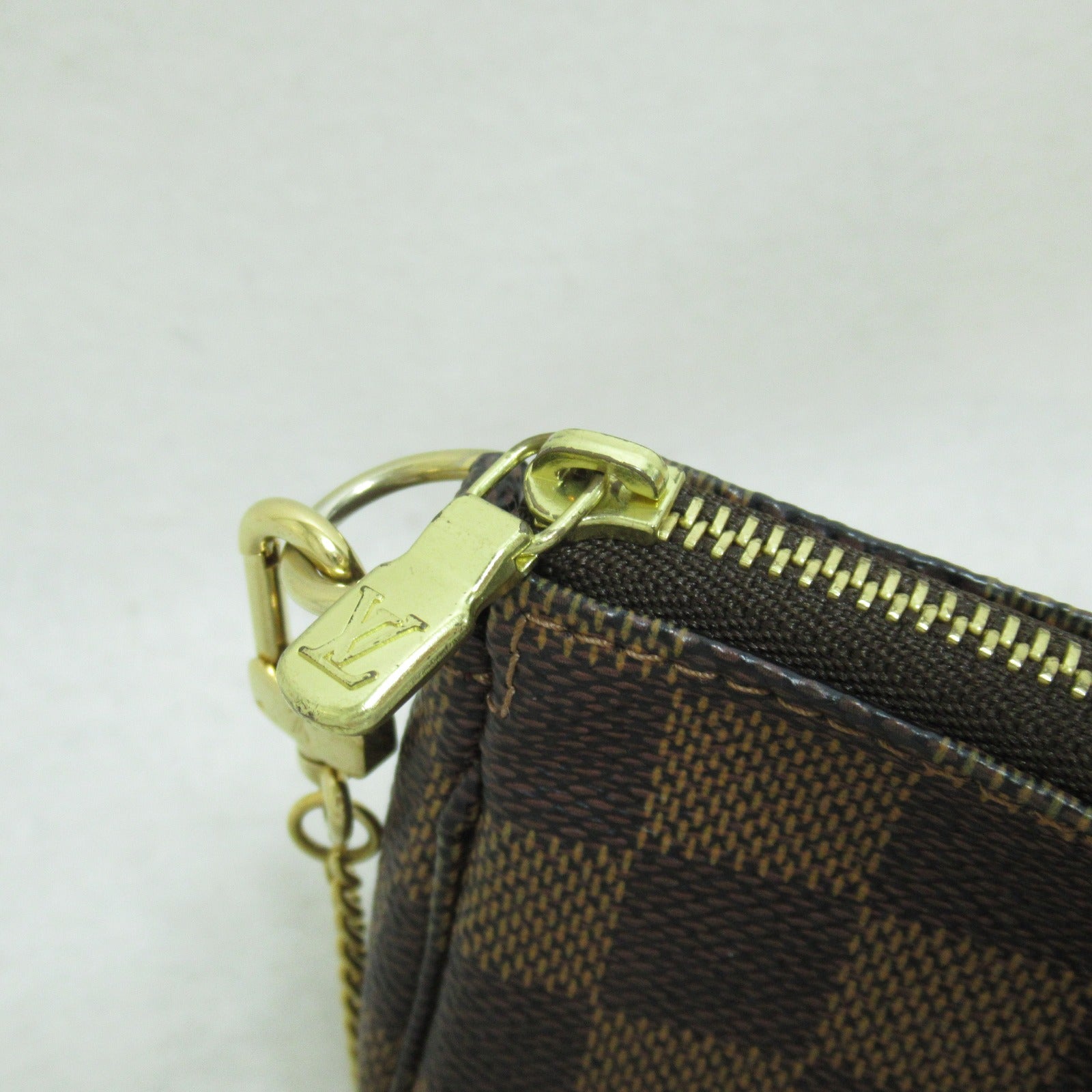 LOUIS VUITTON Damier Mini Pochette Accessoires金扣手拿包啡色