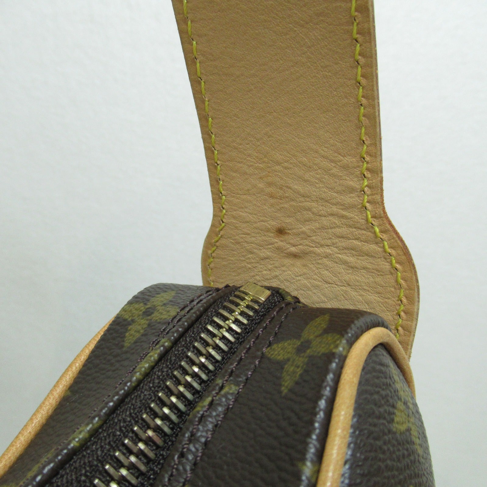 LOUIS VUITTON Monogram Croissant GM Shoulder Bag金扣肩背袋啡色