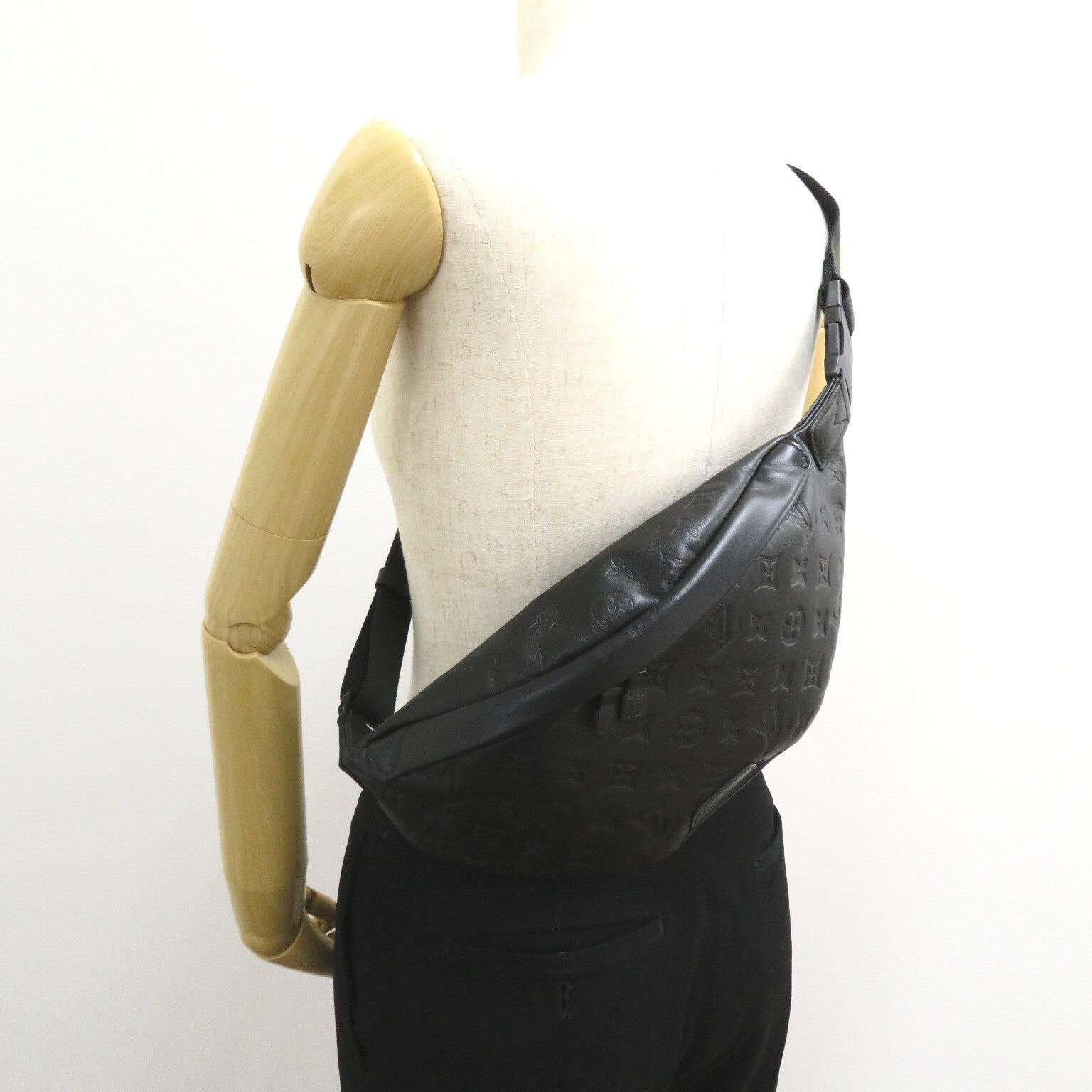 LOUIS VUITTON Monogram Shadow Discovery Bum Bag腰包黑色